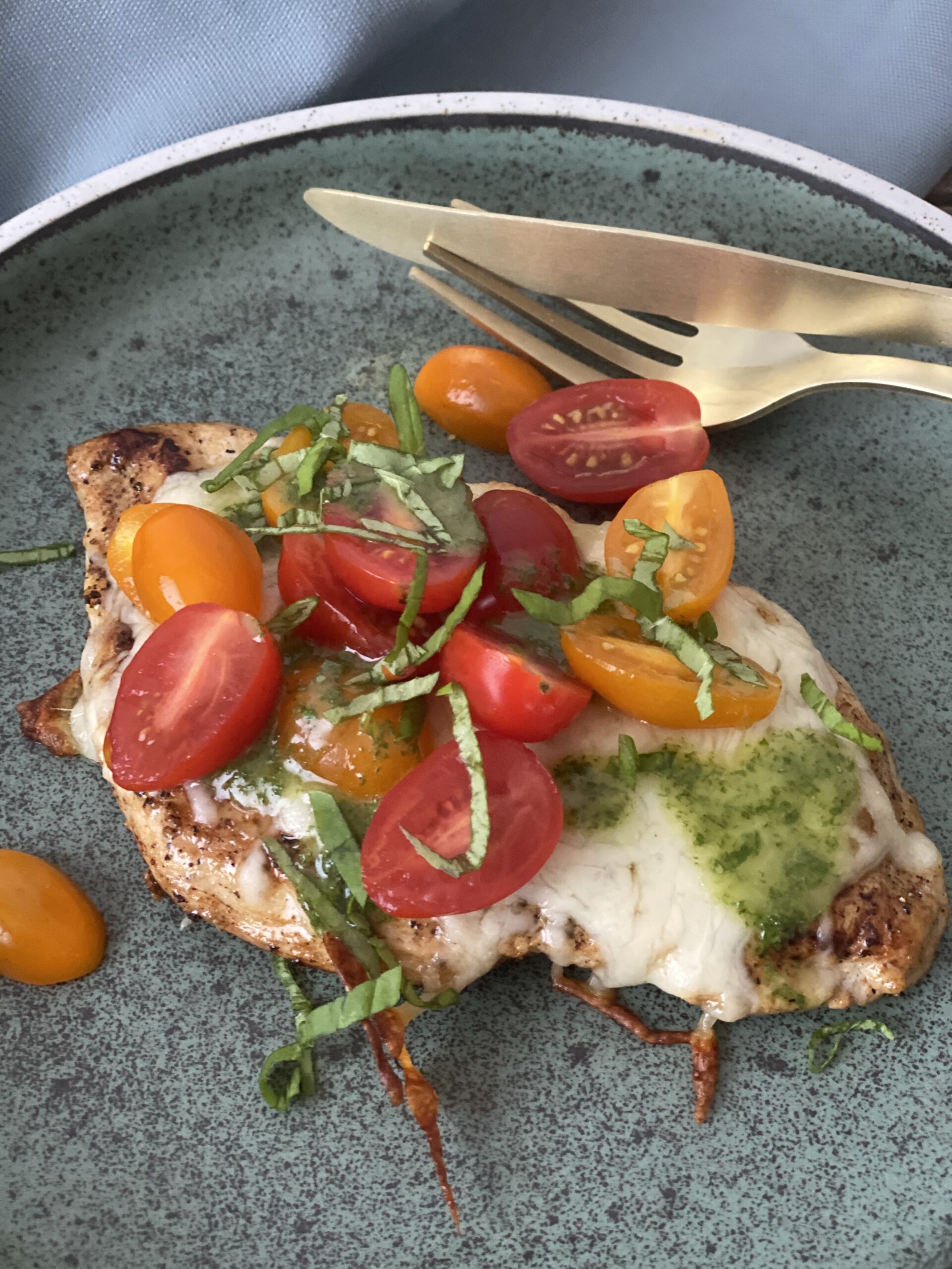 Grillet kyllingebryst med mozzarella, pesto og cherrytomater