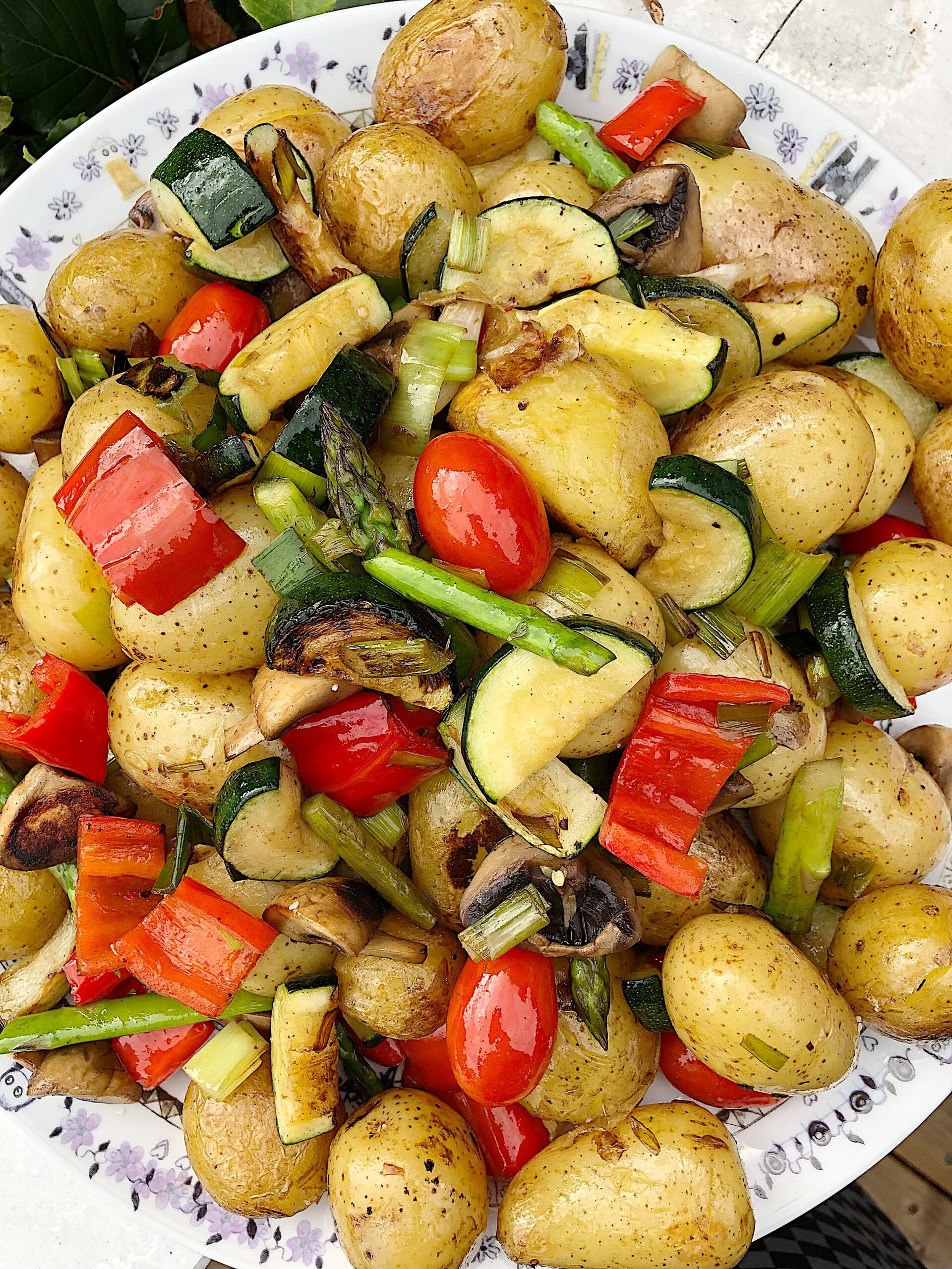 Grillede kartofler og grønsager - Mad og