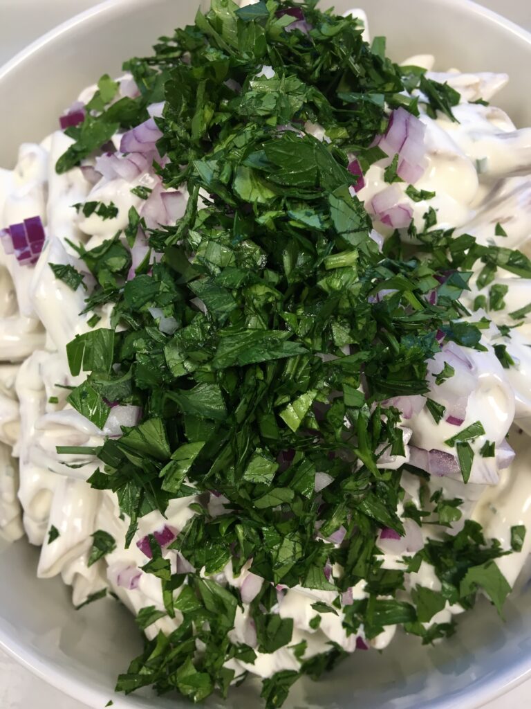 Pastasalat med sennepsdressing og krydderurter
