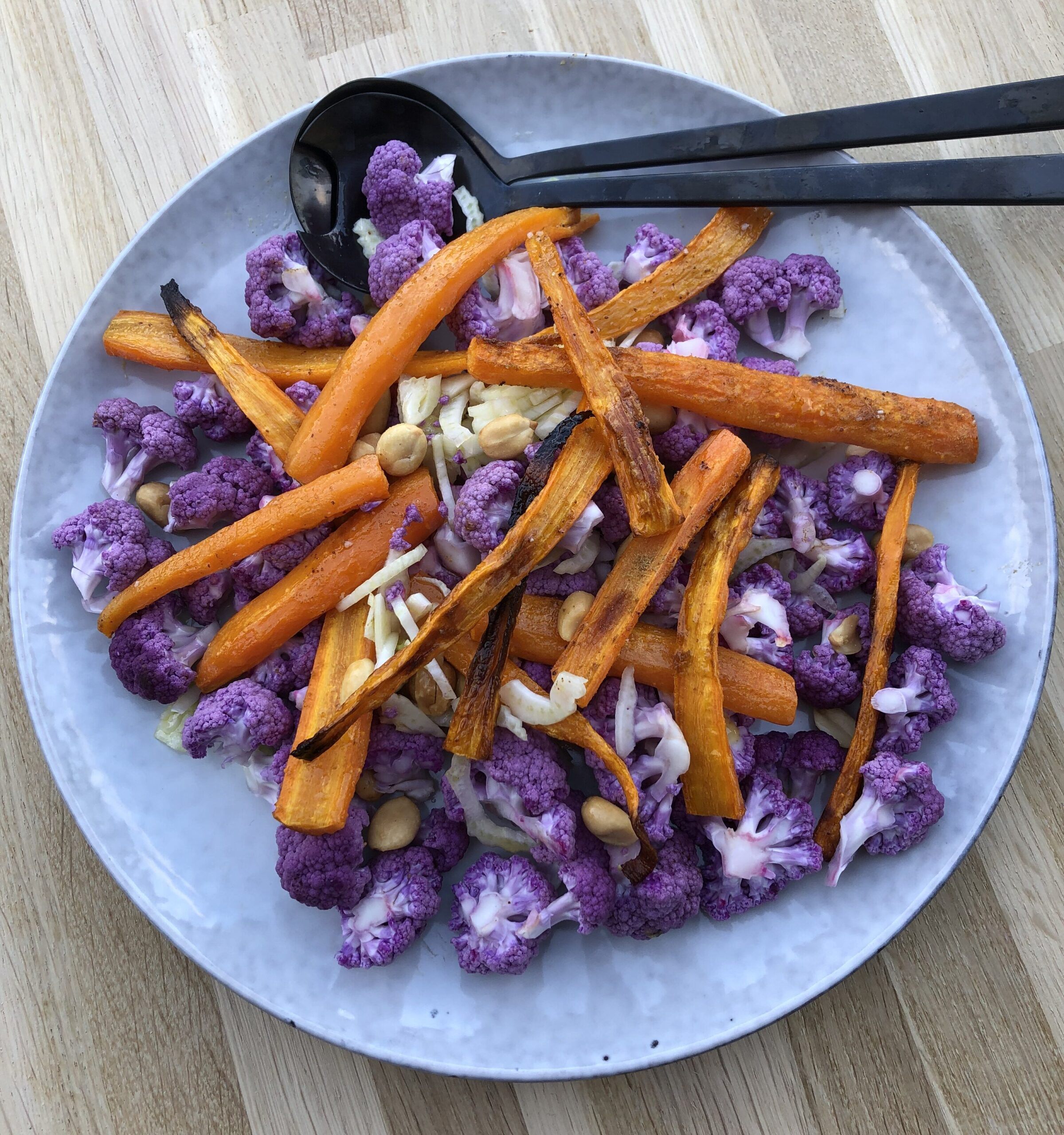 Lilla blomkål med gulerødder- lækker sprød salat - Mad og fritid