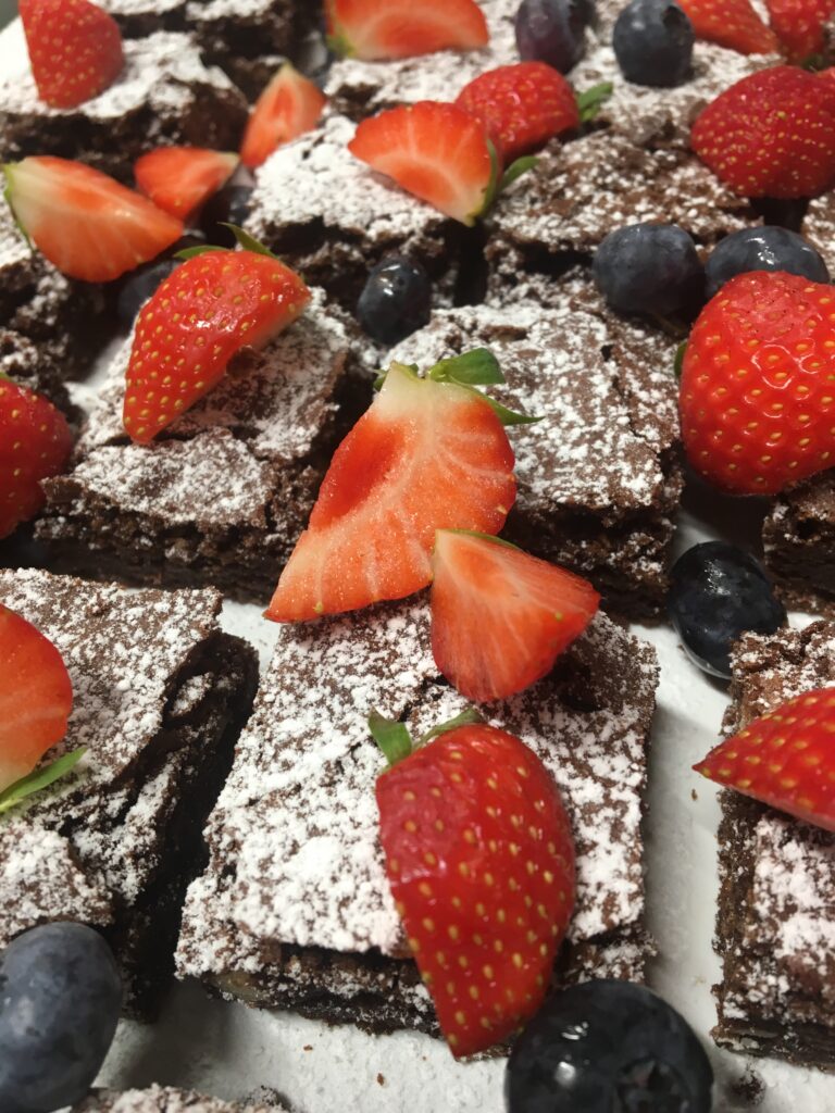 Brownie med jordbær og blåbær