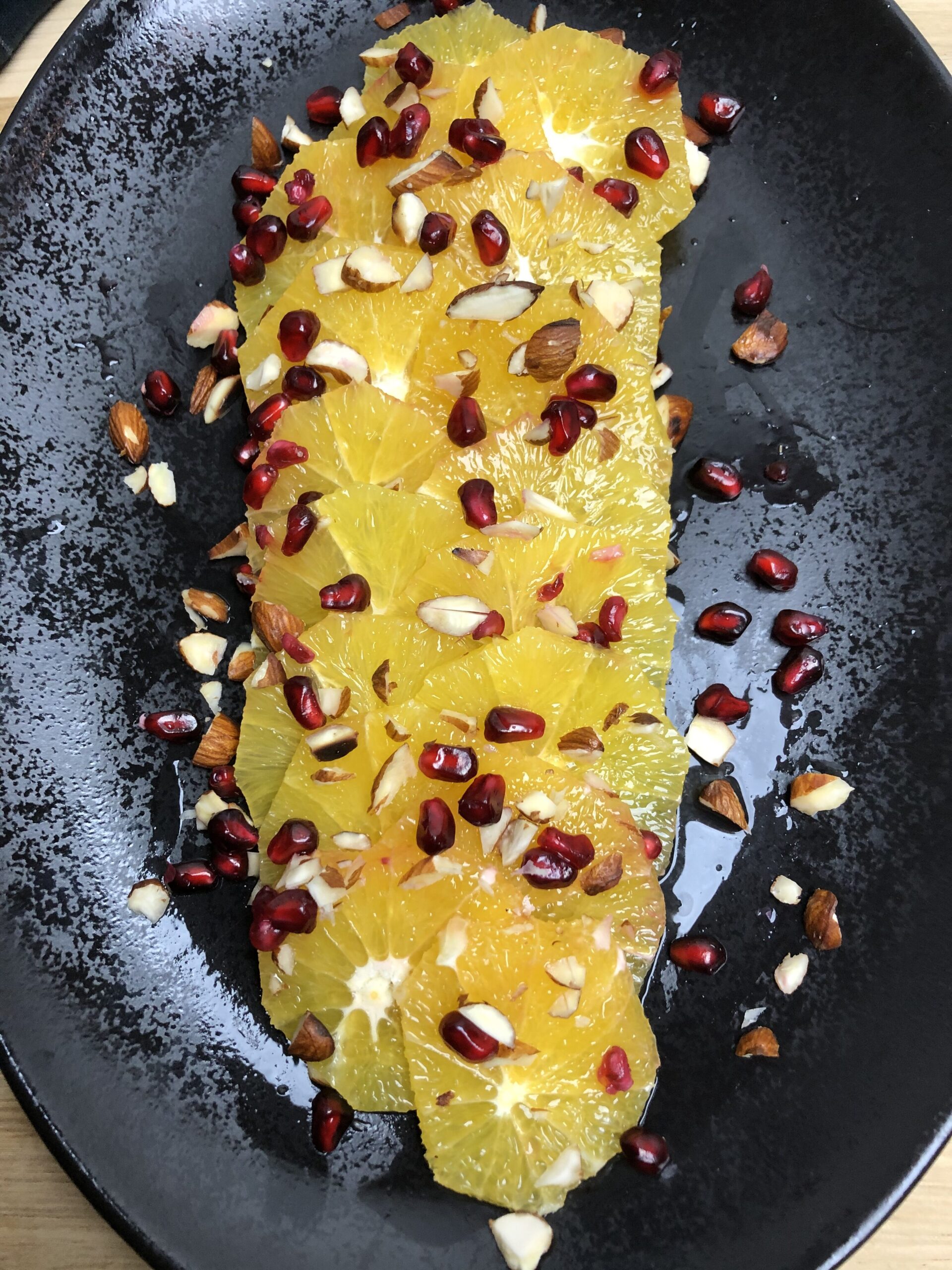 Appelsinsalat med granatæble og ristede mandler