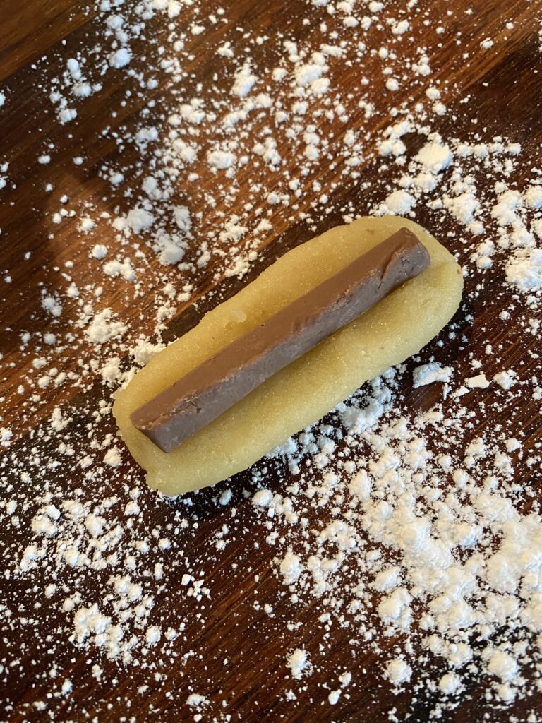 Kransekage med en stribe nougat i