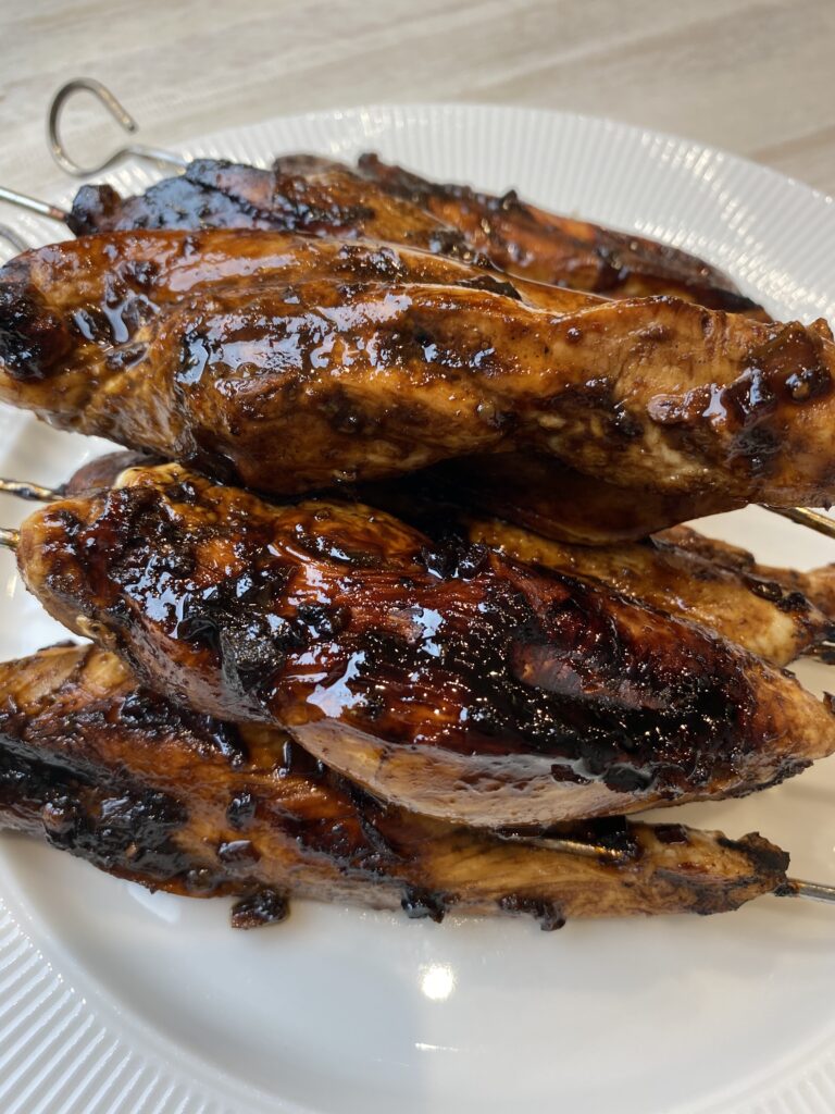 Kyllingespyd der er marineret i den hjemmelavet teriyaki sauce