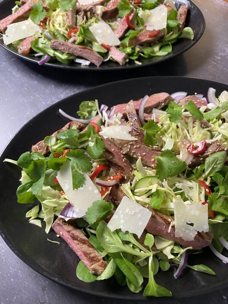 Asiatisk inspireret måltidssalat