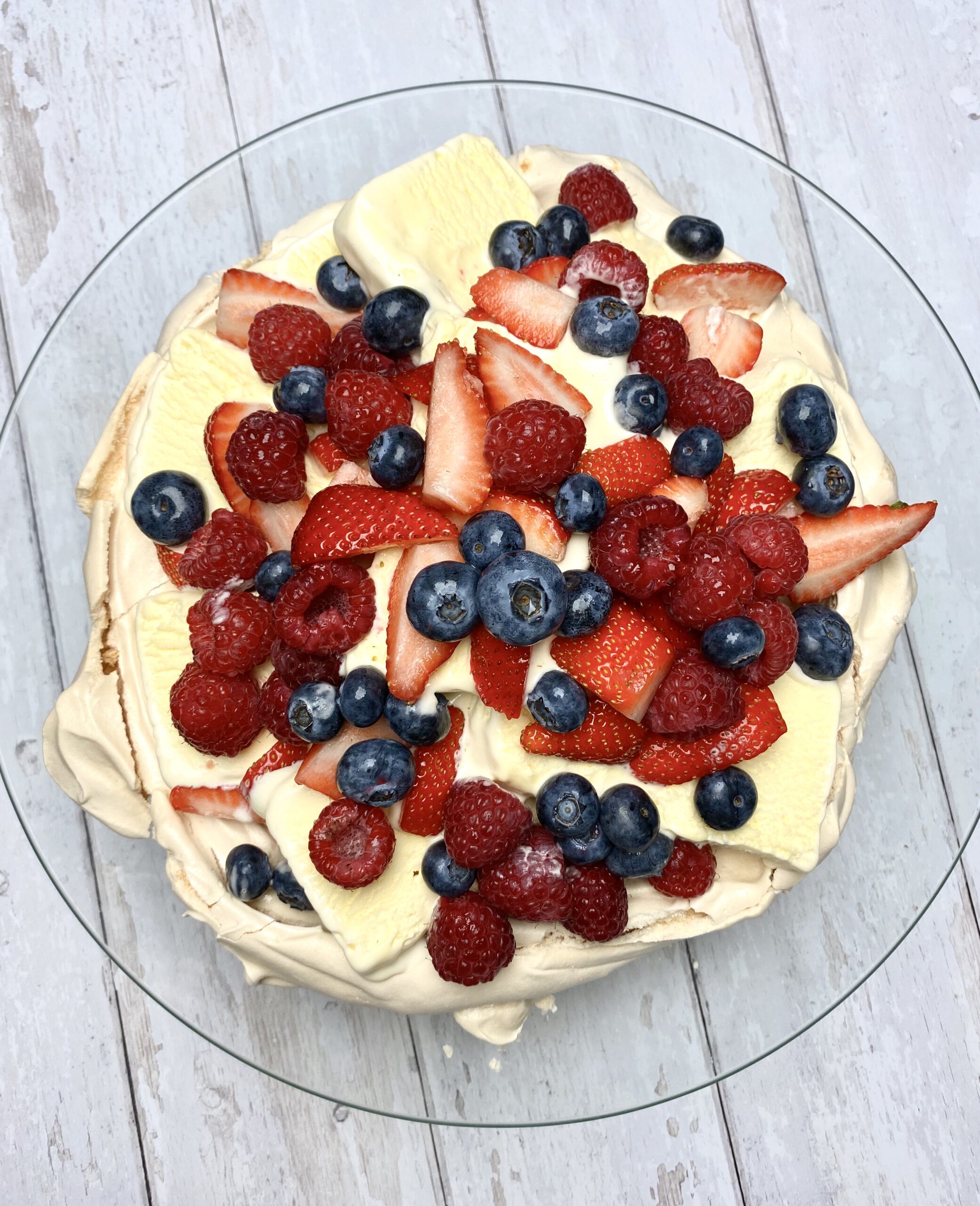 Pavlova med hjemmelavet vaniljeis og friske bær