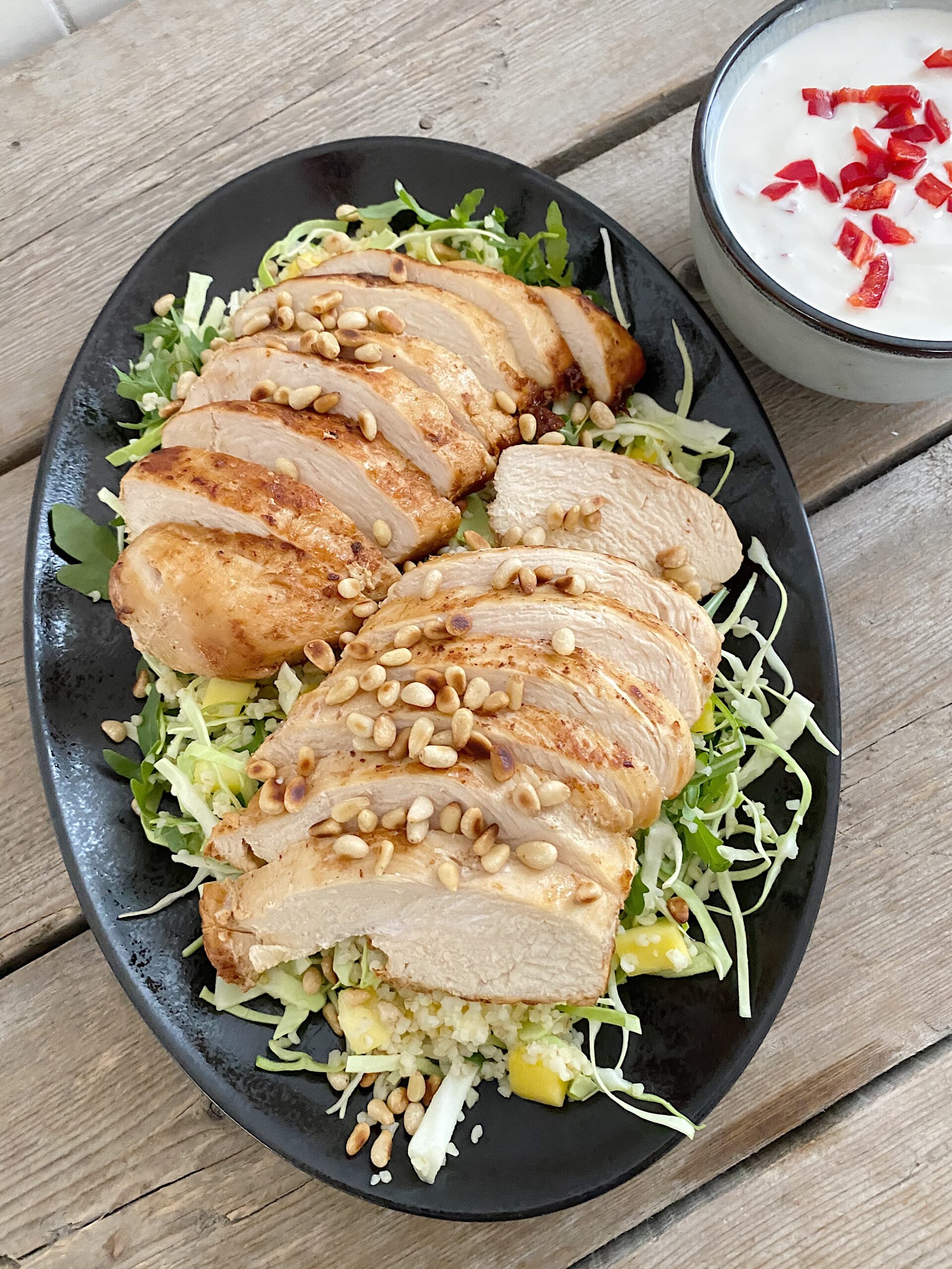 Mangosalat med honningstegt kyllingebryst og bulgur