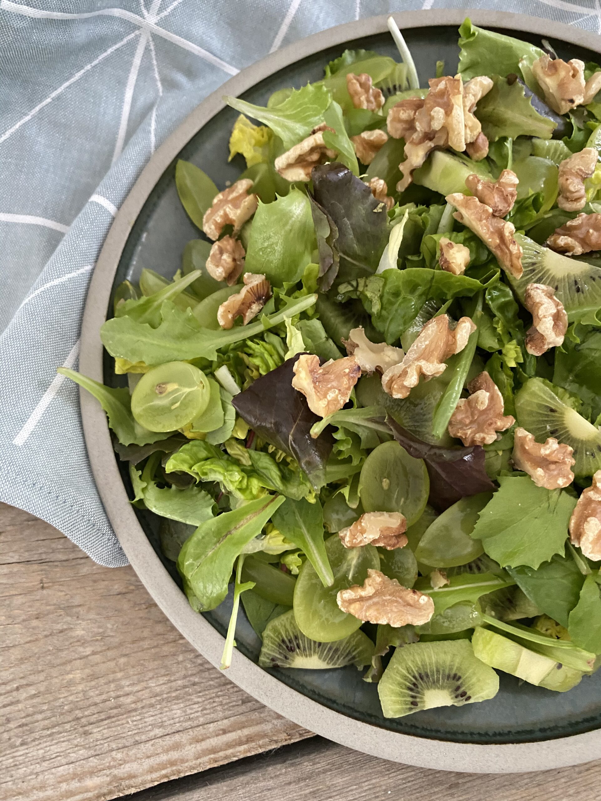 Salat med kiwi, vindruer og valnødder - En smagfuld salat - Mad og fritid