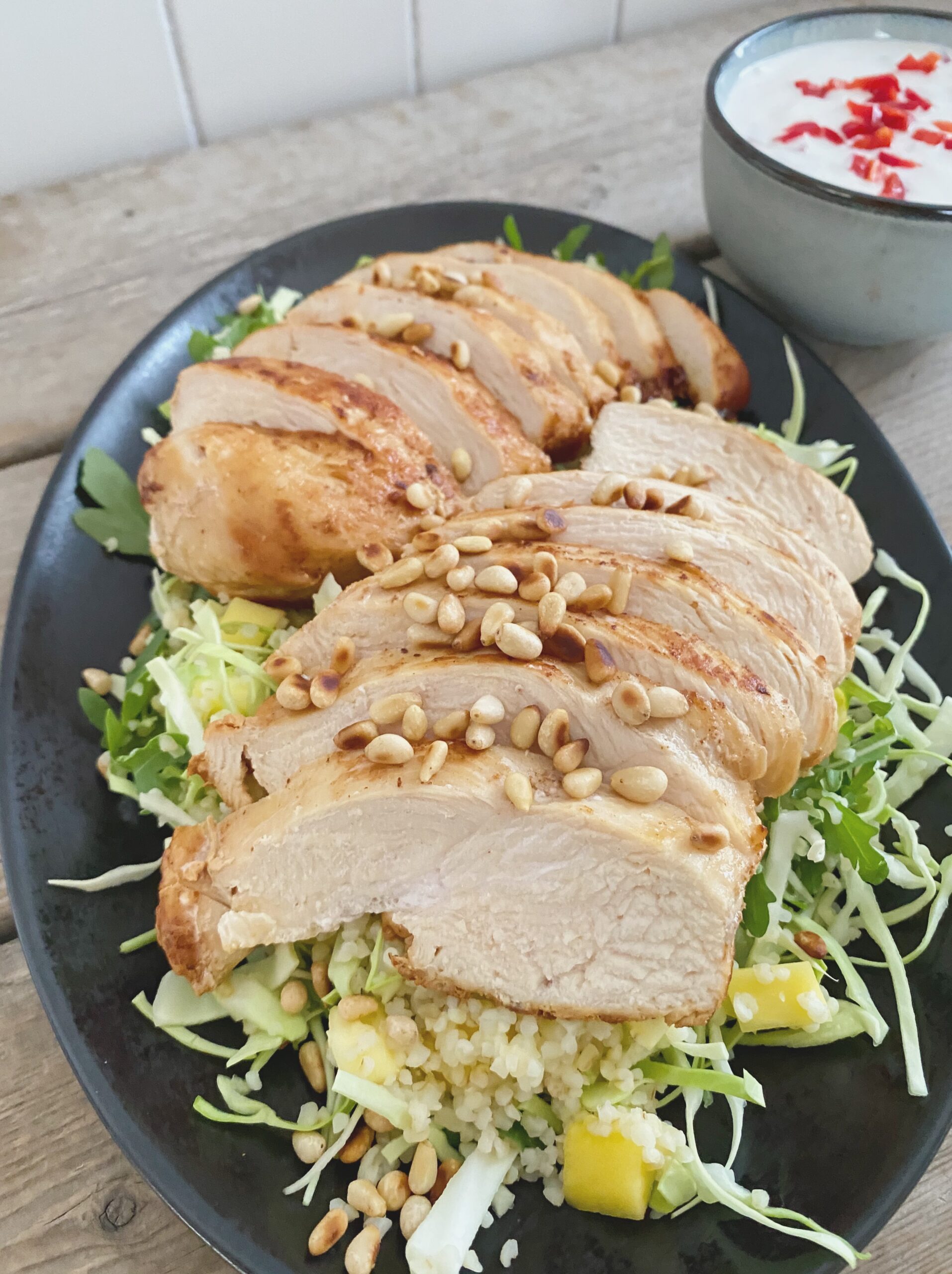 Mangosalat med honningstegt kyllingebryst med bulgur