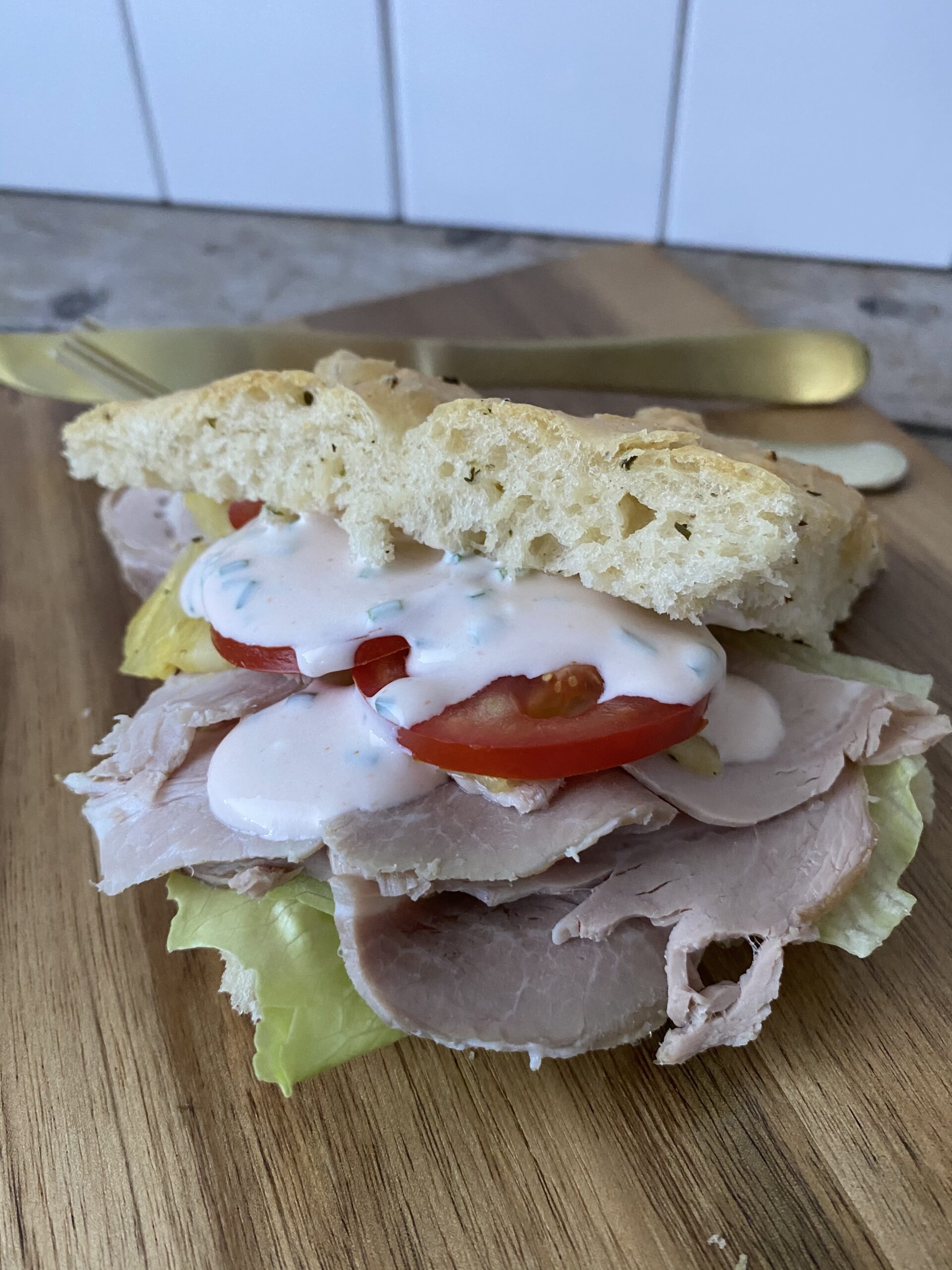 Hvidløgsfoccasia brugt i en sandwich