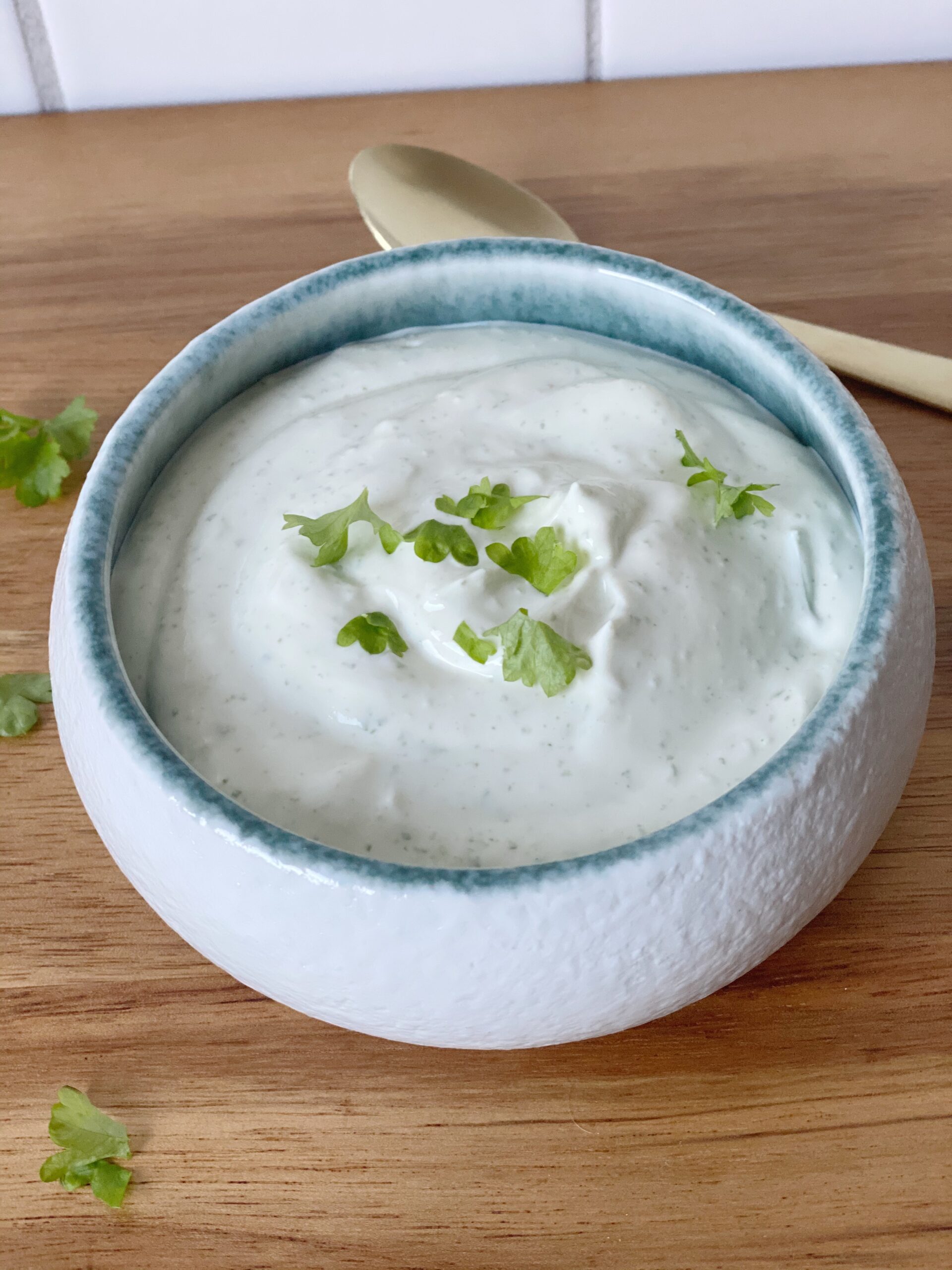 yoghurtdressing med persille og hvidløg