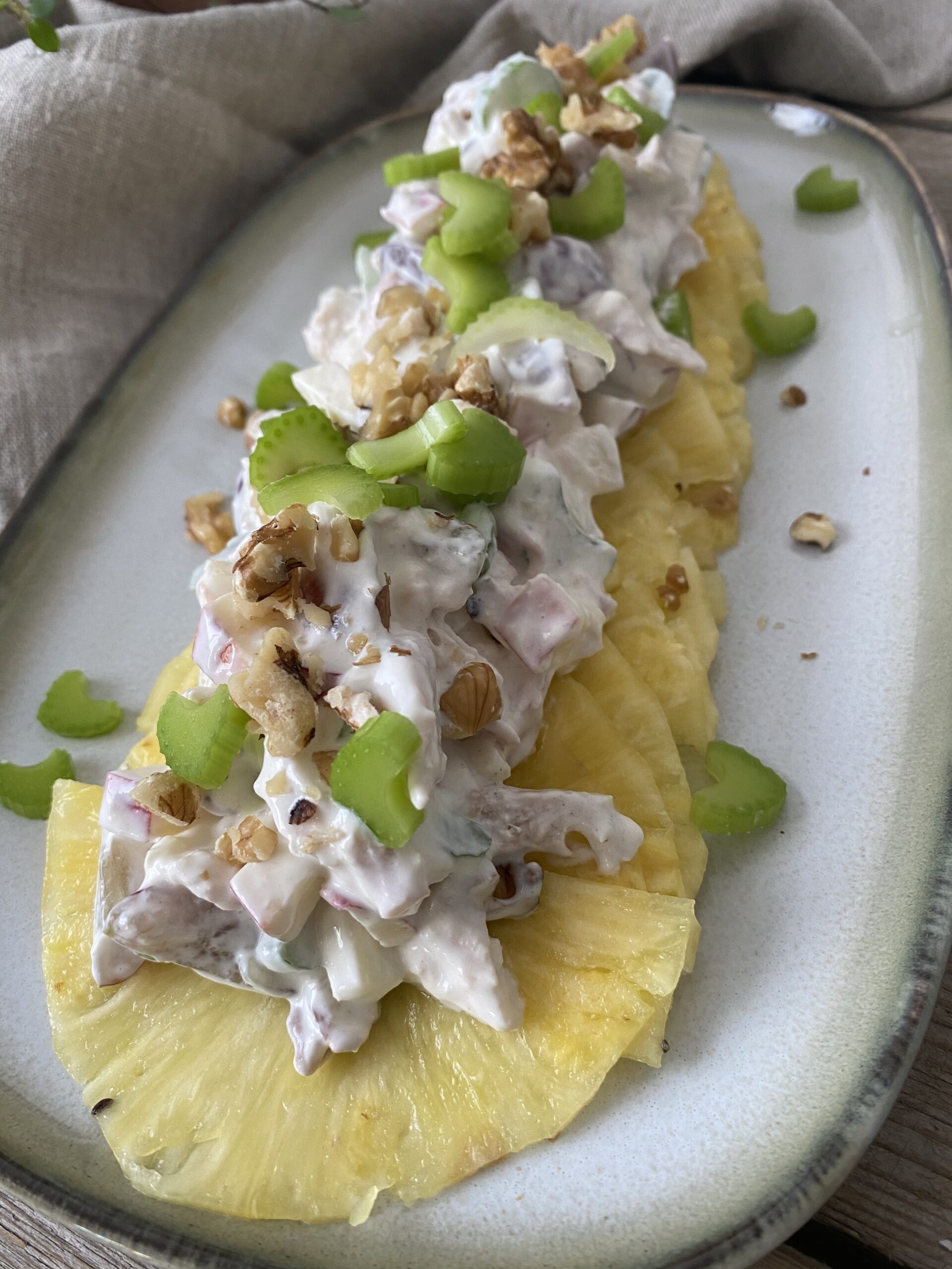 Ananas carpaccio med kyllingesalat