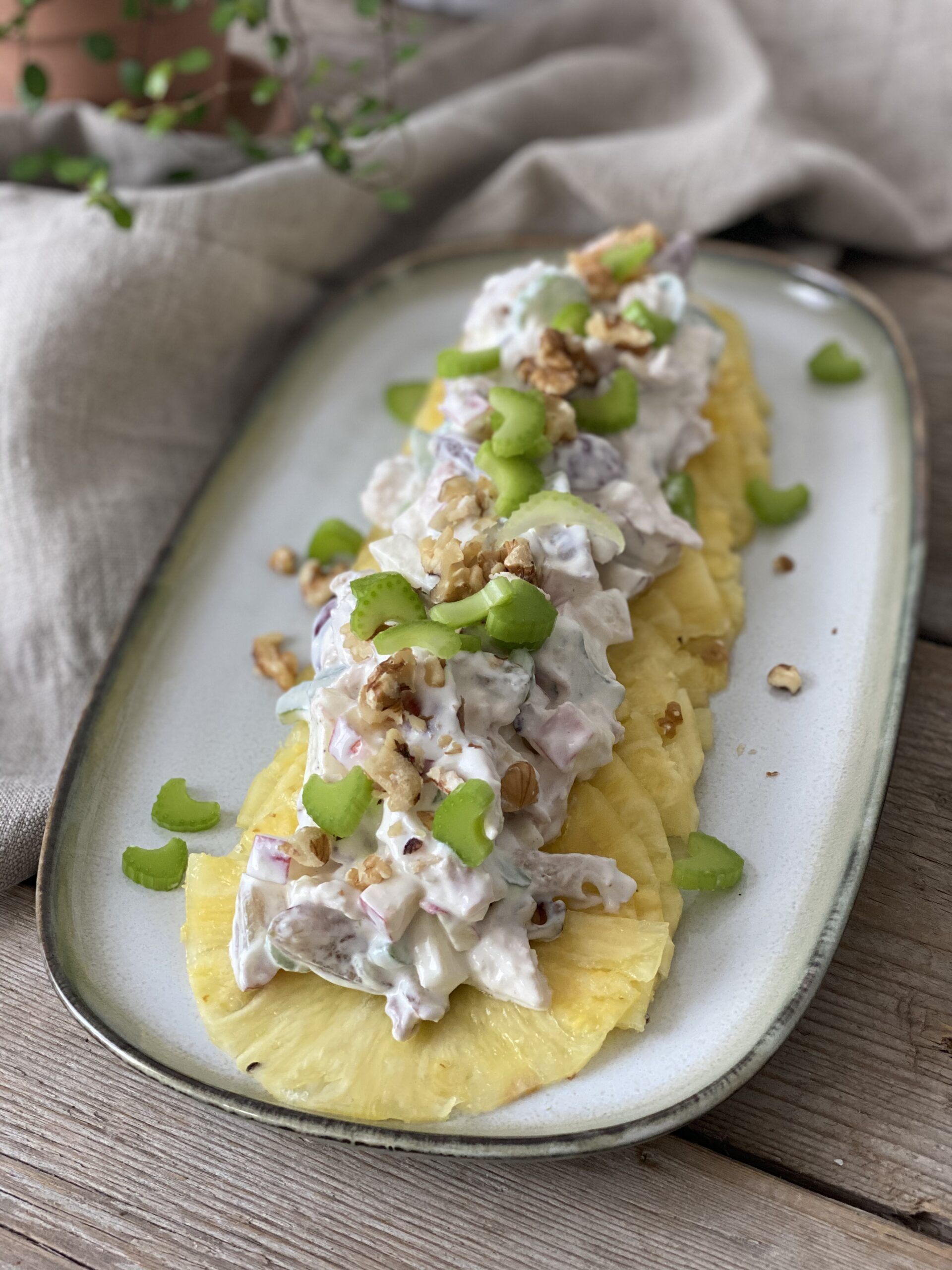 Ananas carpaccio med kyllingesalat - Forret eller til buffeten - Mad og ...