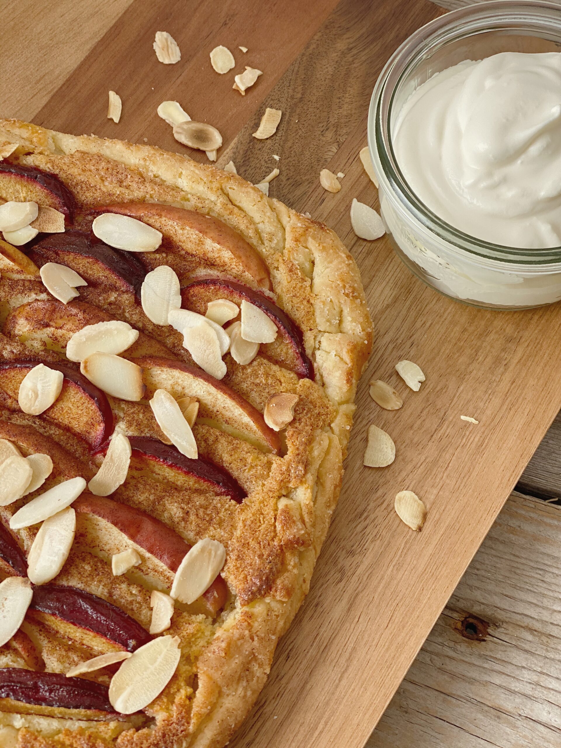 Galette med blommer og æbler