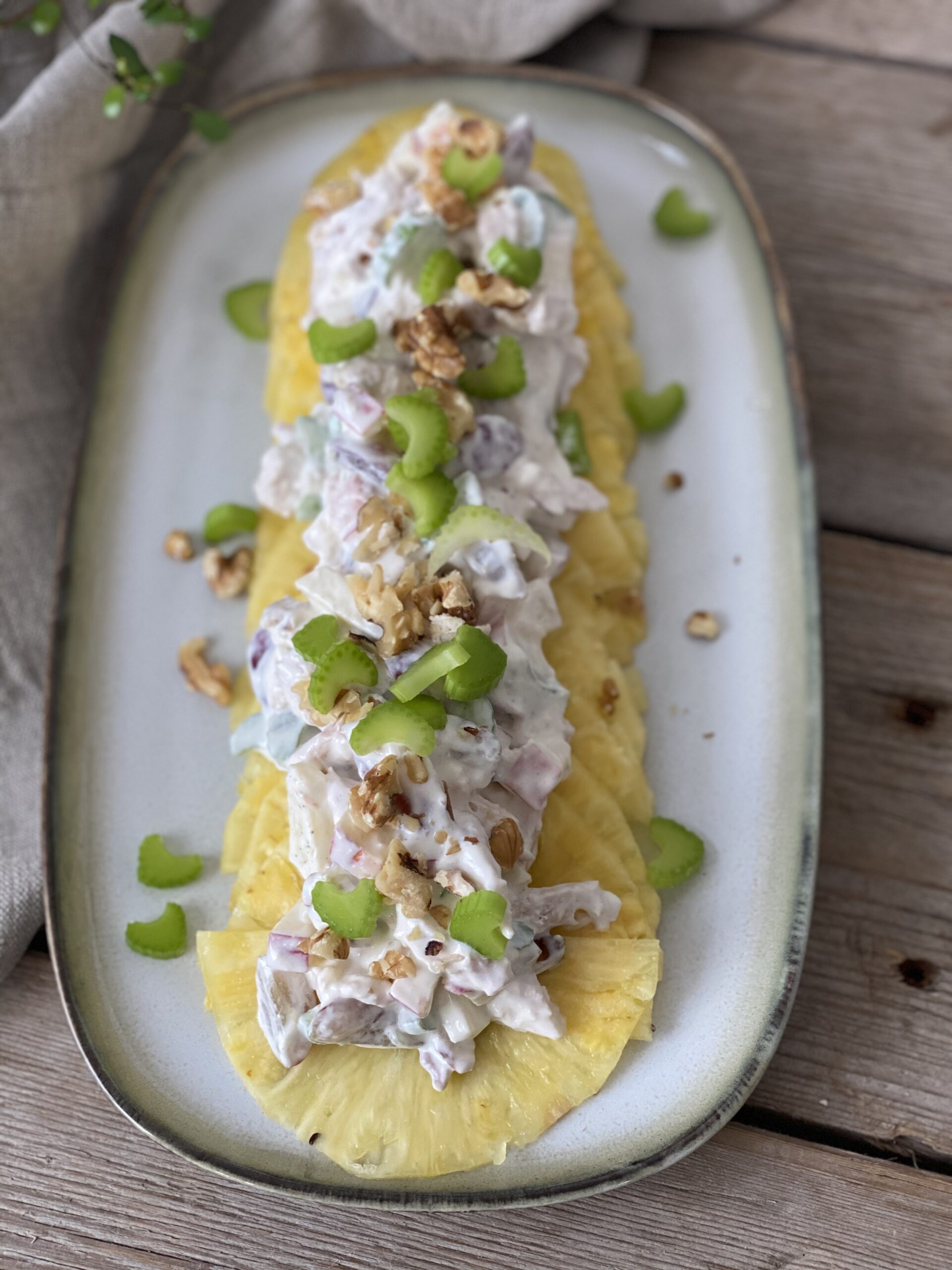 Ananas carpaccio med kyllingesalat