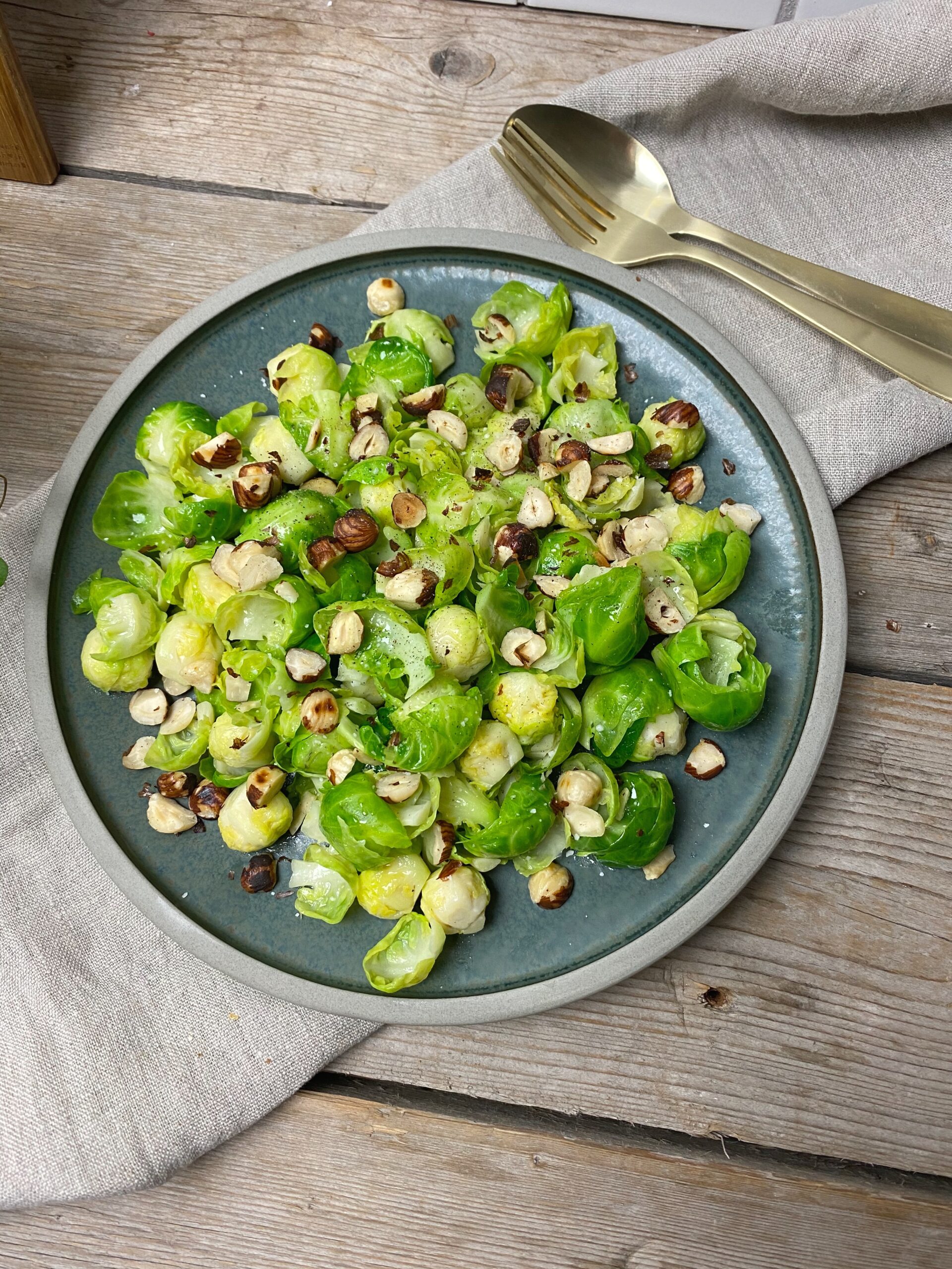 smørstegte rosenkål med hasselnøddekerner