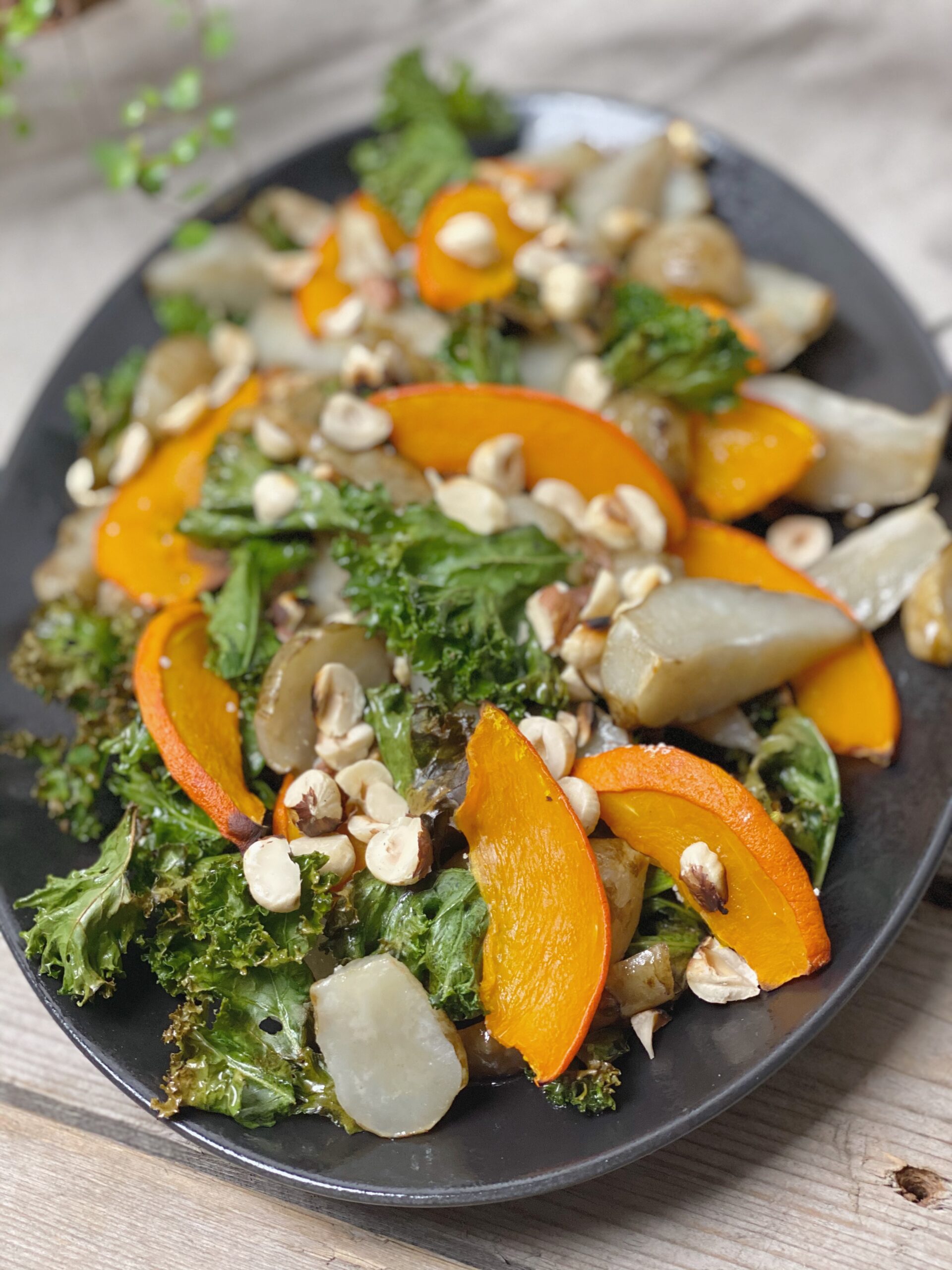 Jordskokkesalat med hokkaido og grønkål