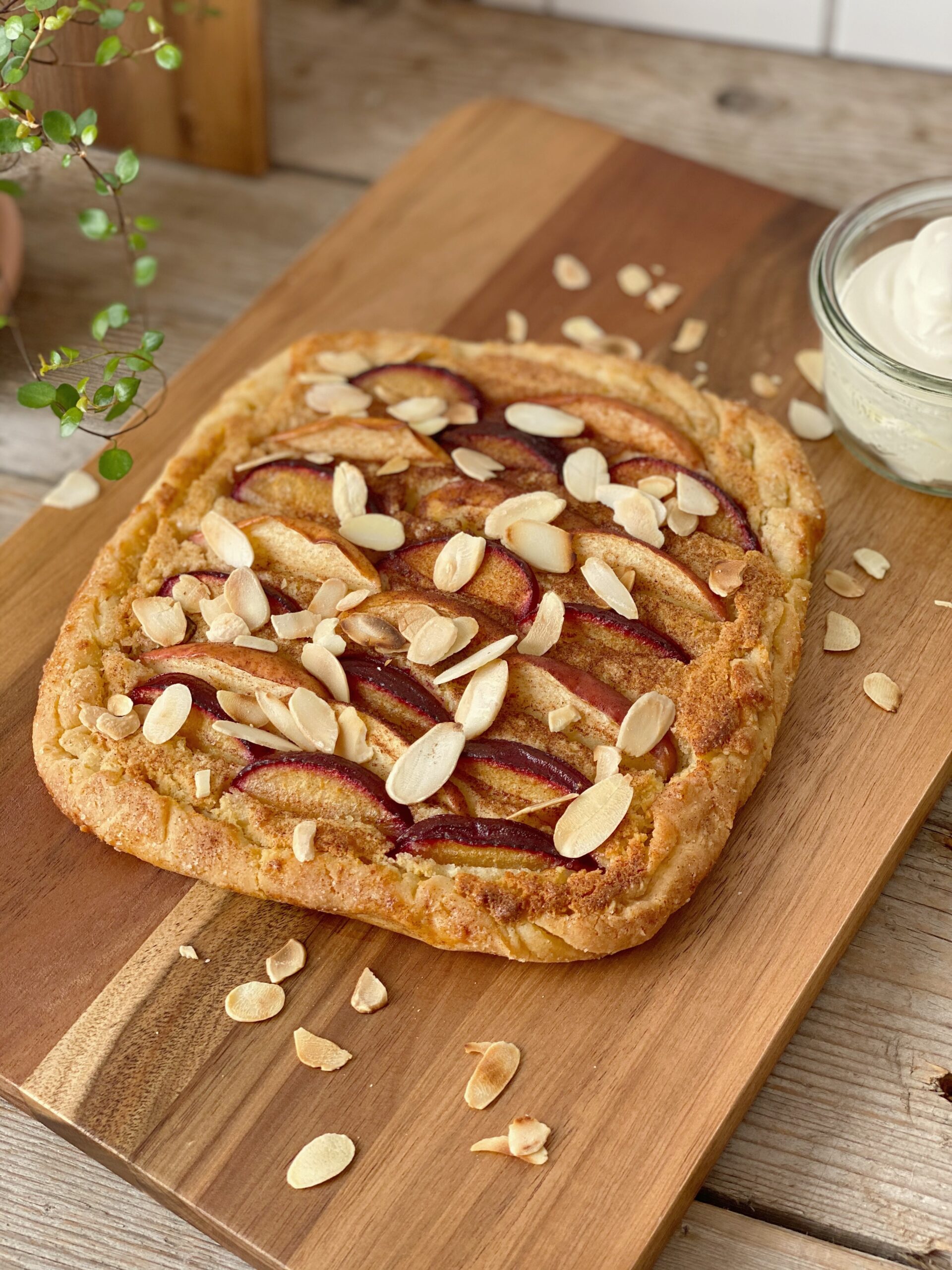 Galette med blommer og æbler