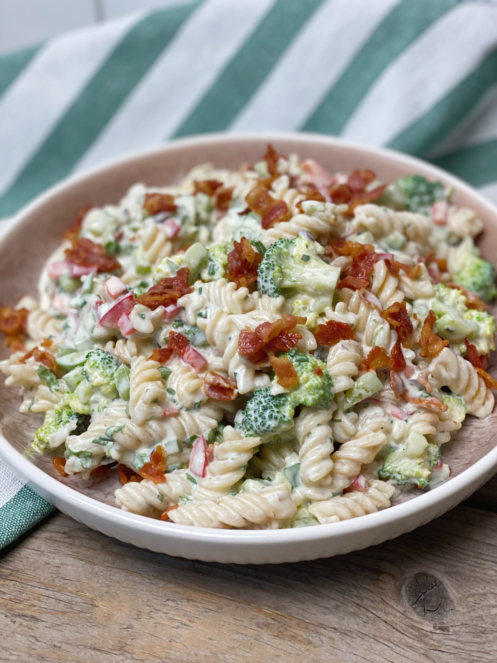 cremet pastasalat med grønsager og bacon