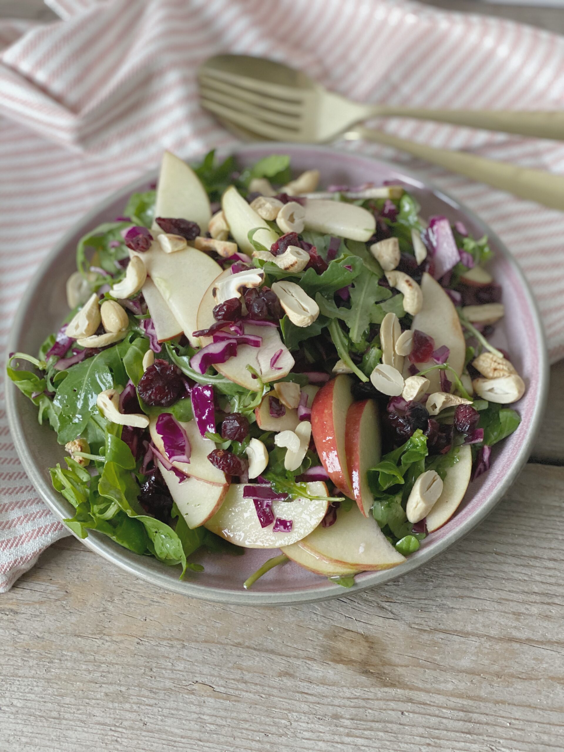 Sprød salat med æbler og cashewnødder