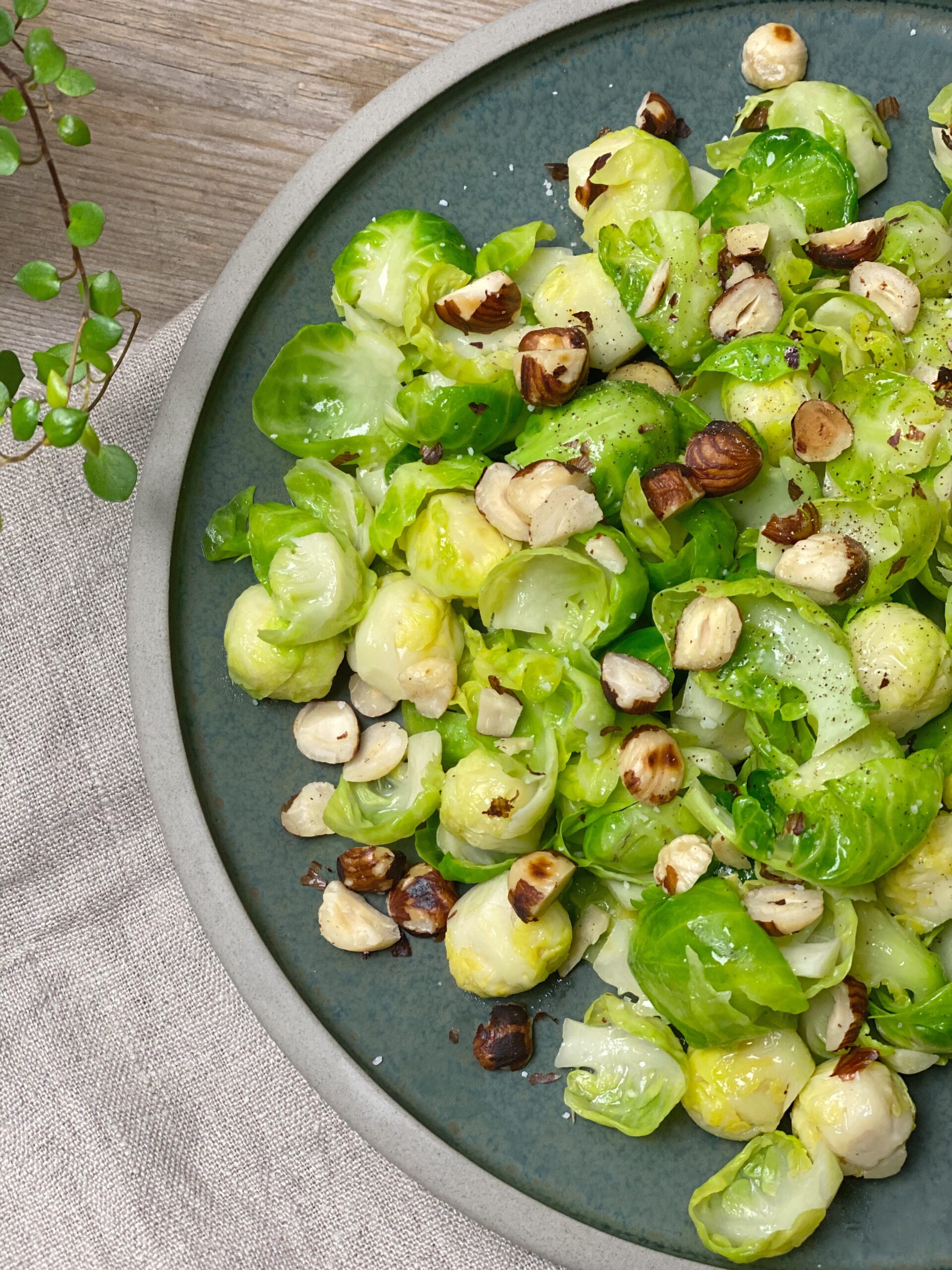 smørstegte rosenkål med hasselnøddekerner