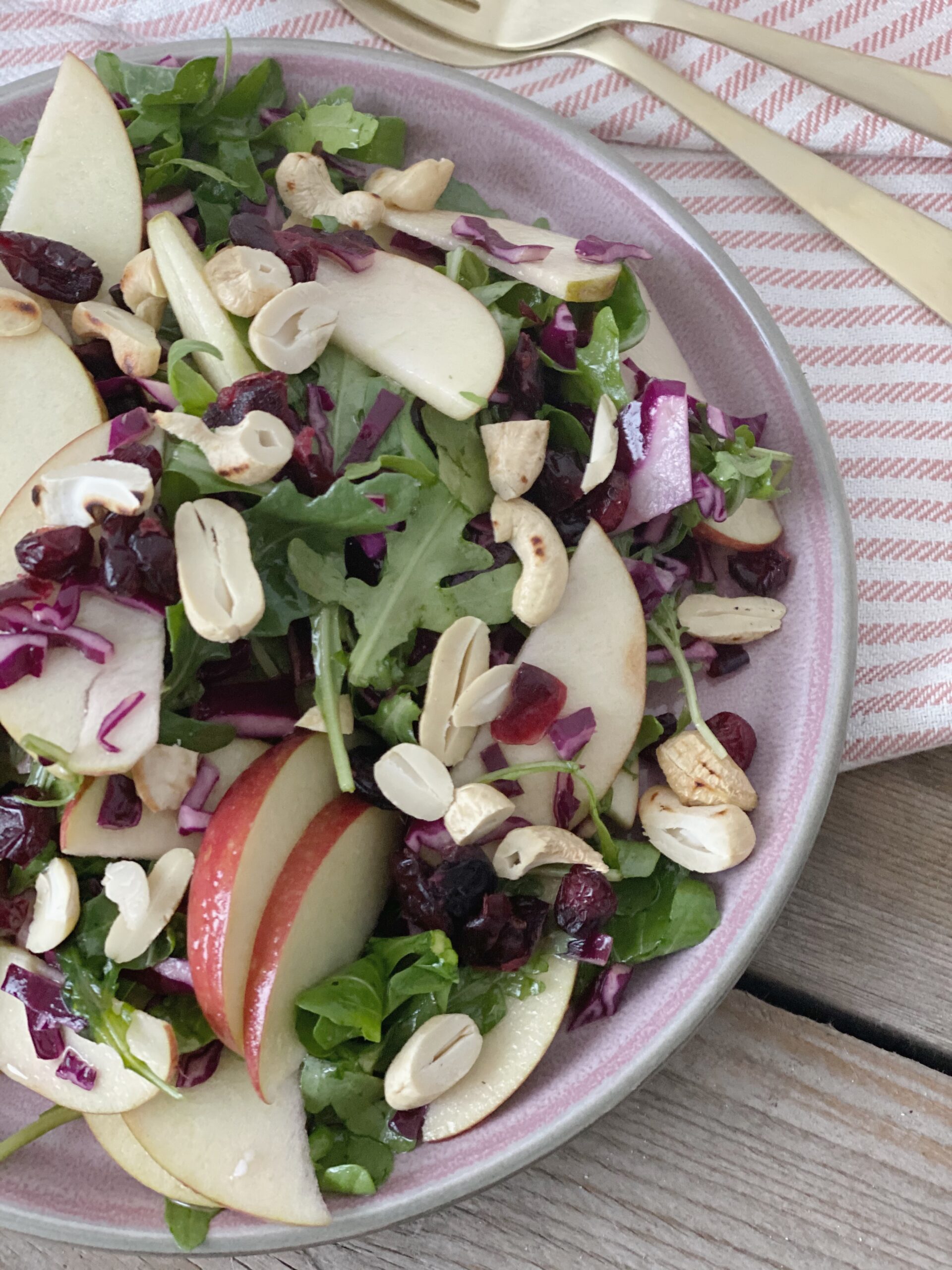 Sprød salat med æbler og cashewnødder