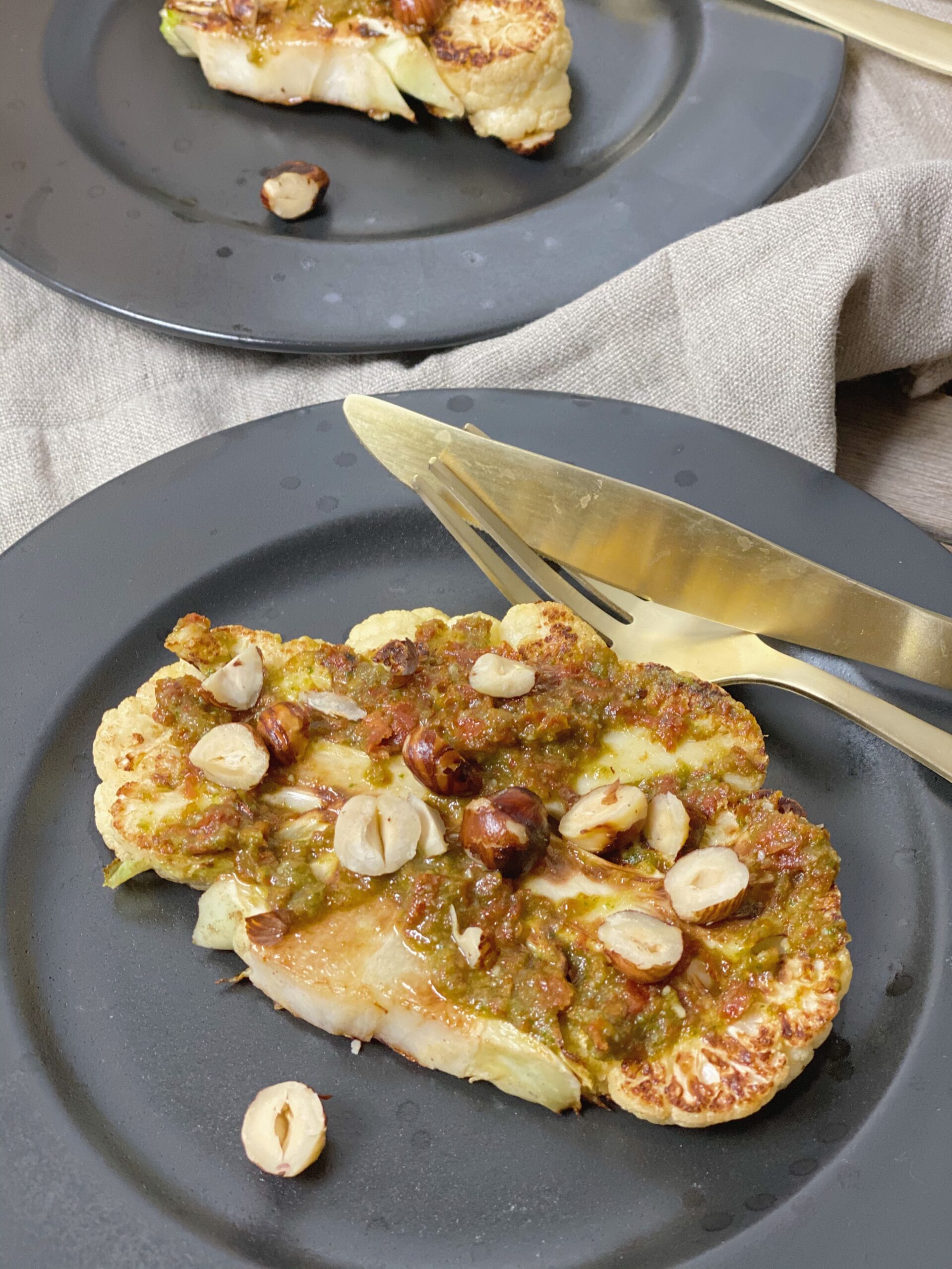 Blomkålssteak med pesto og hasselnødder