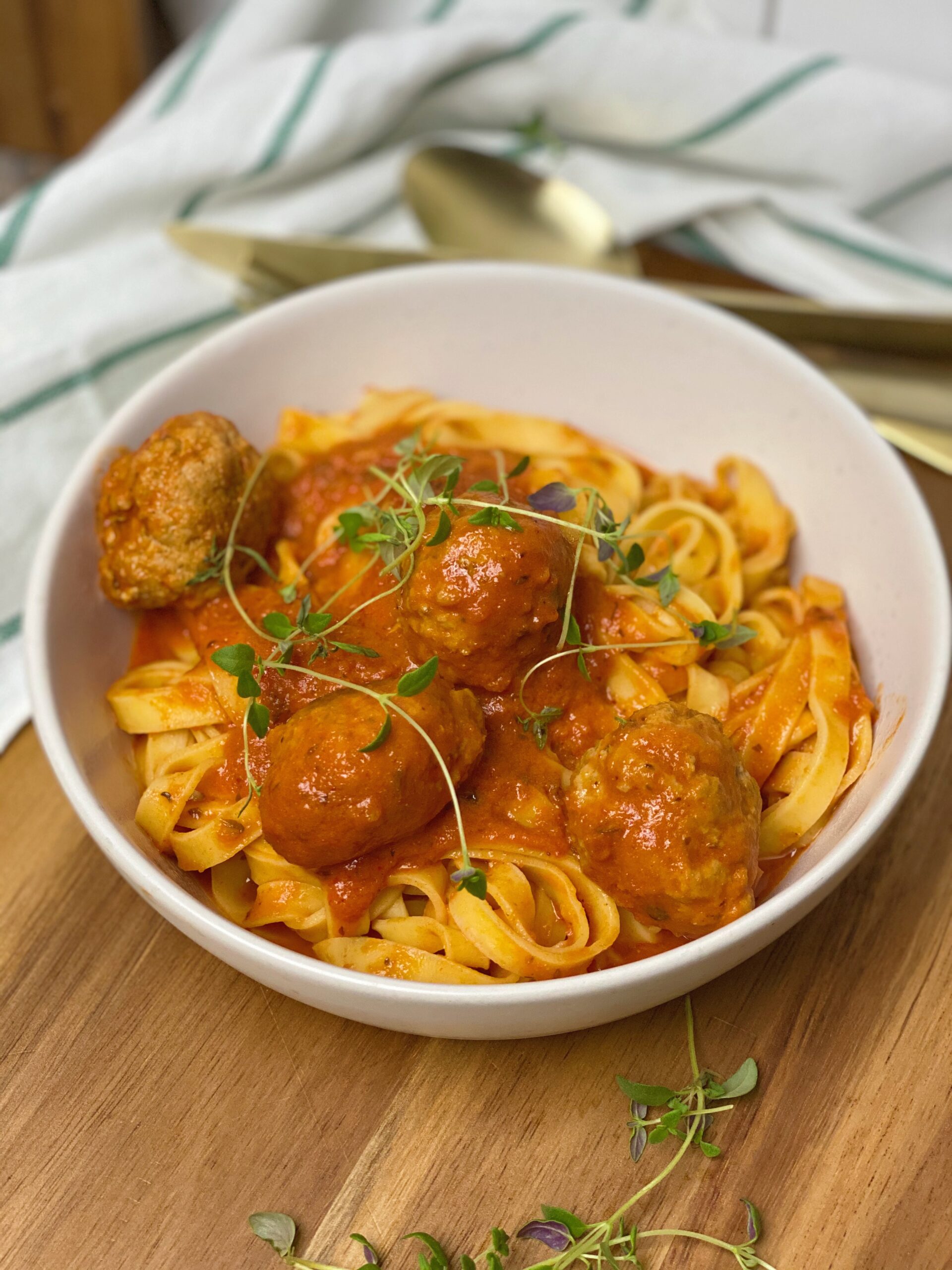 Italienske kødboller i tomatsovs med pasta