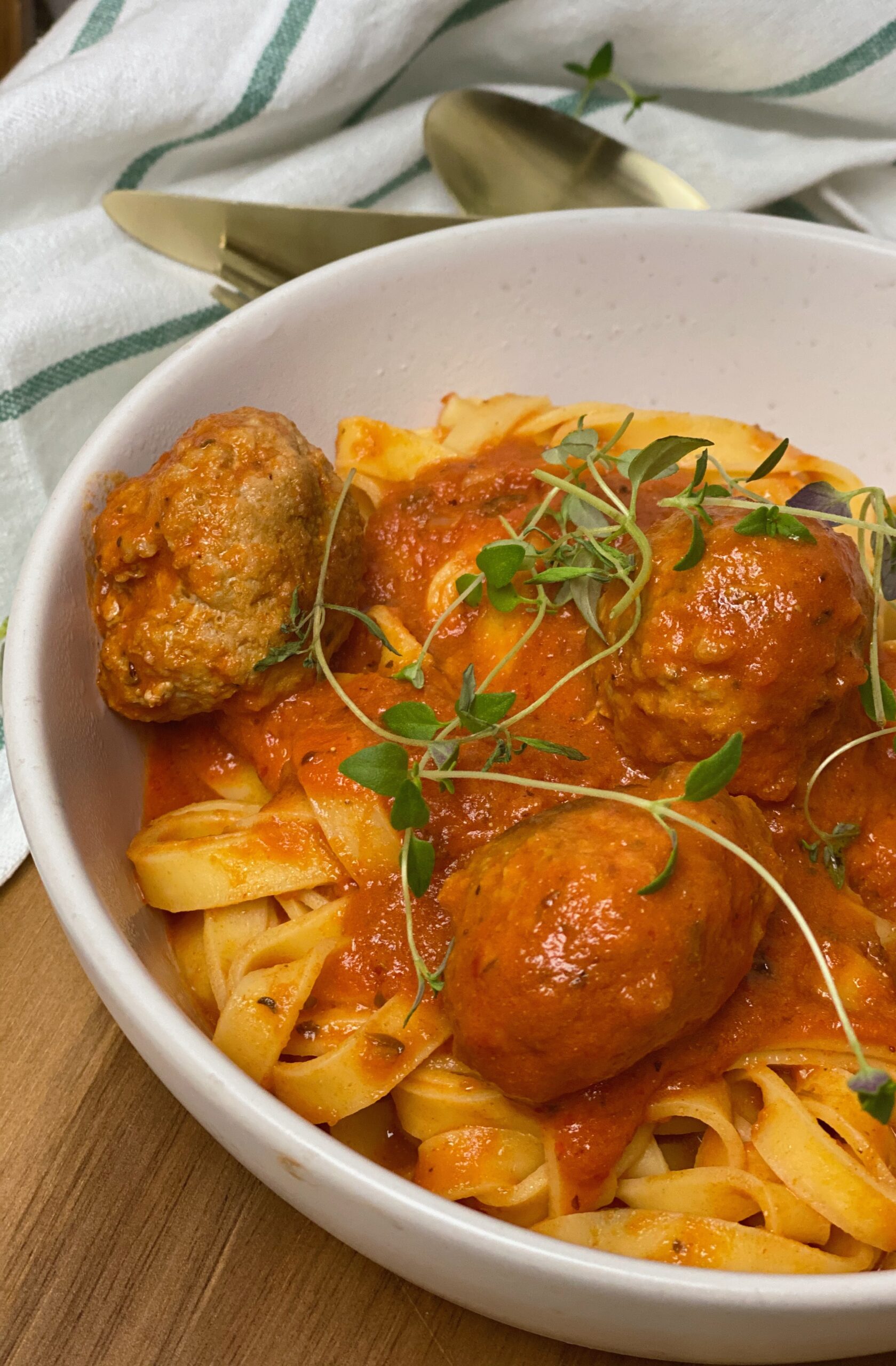 Italienske kødboller i tomatsovs med pasta