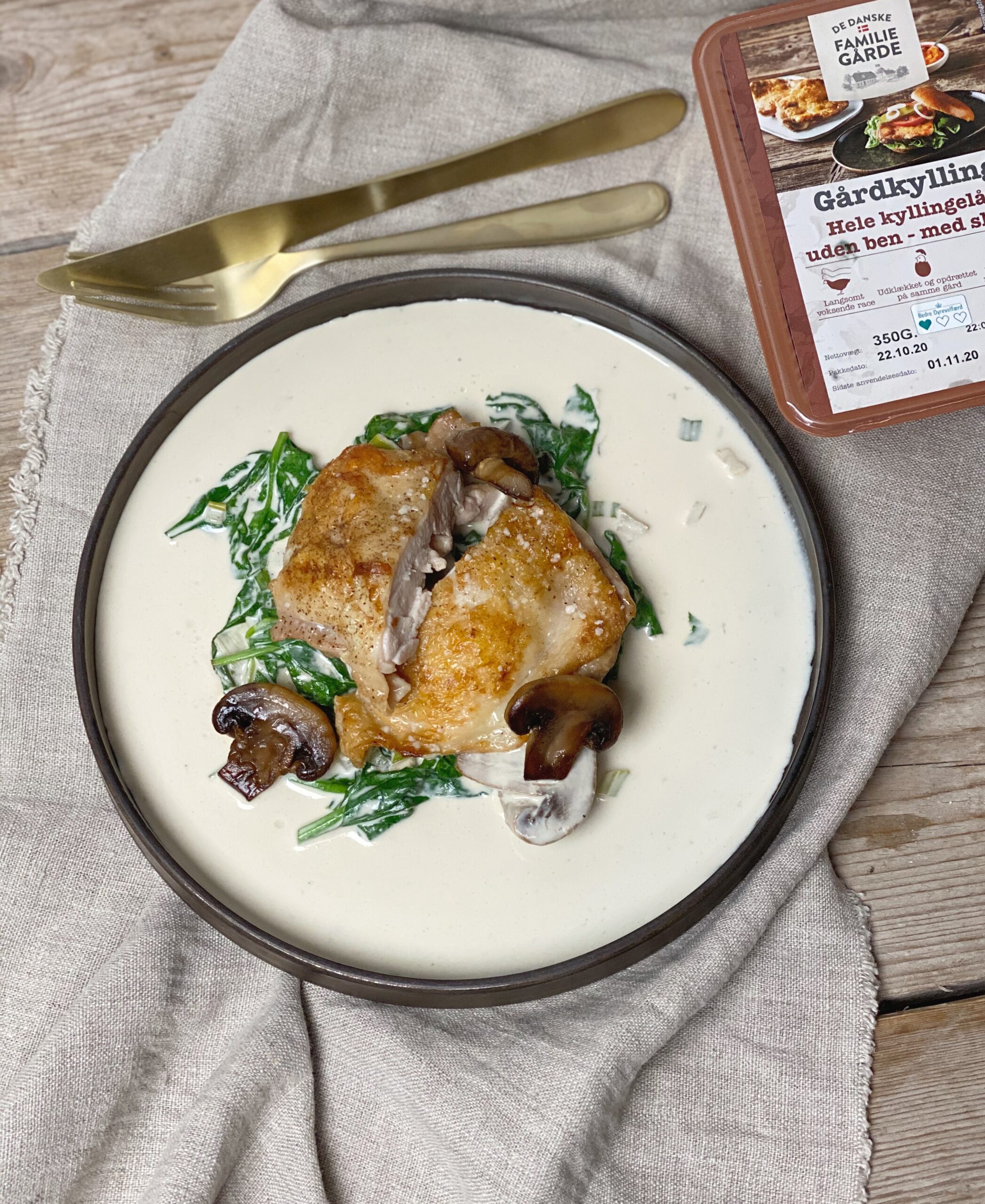 Udbenet kyllingelår i flødeostesauce