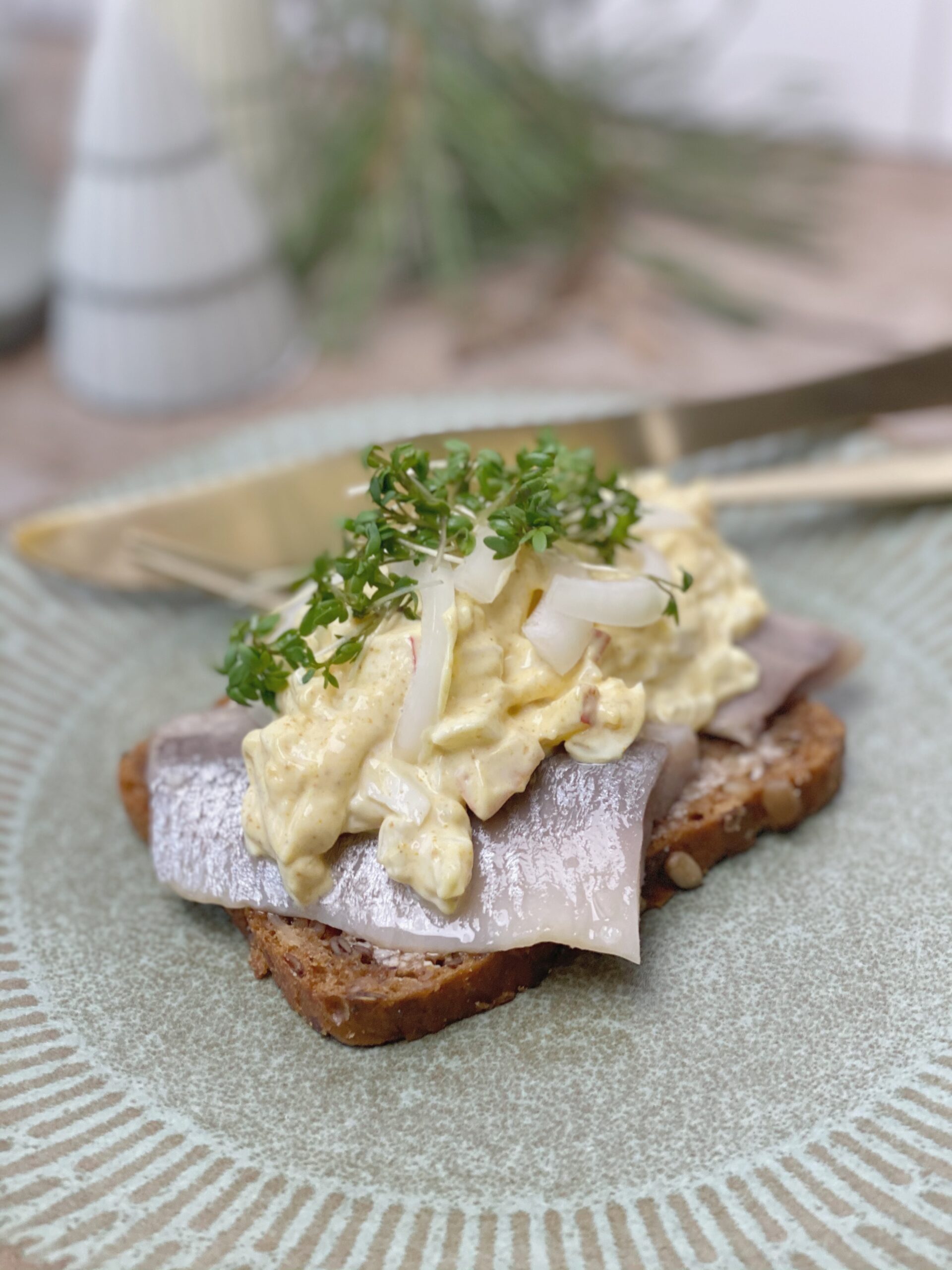En sildemad med karrysalat