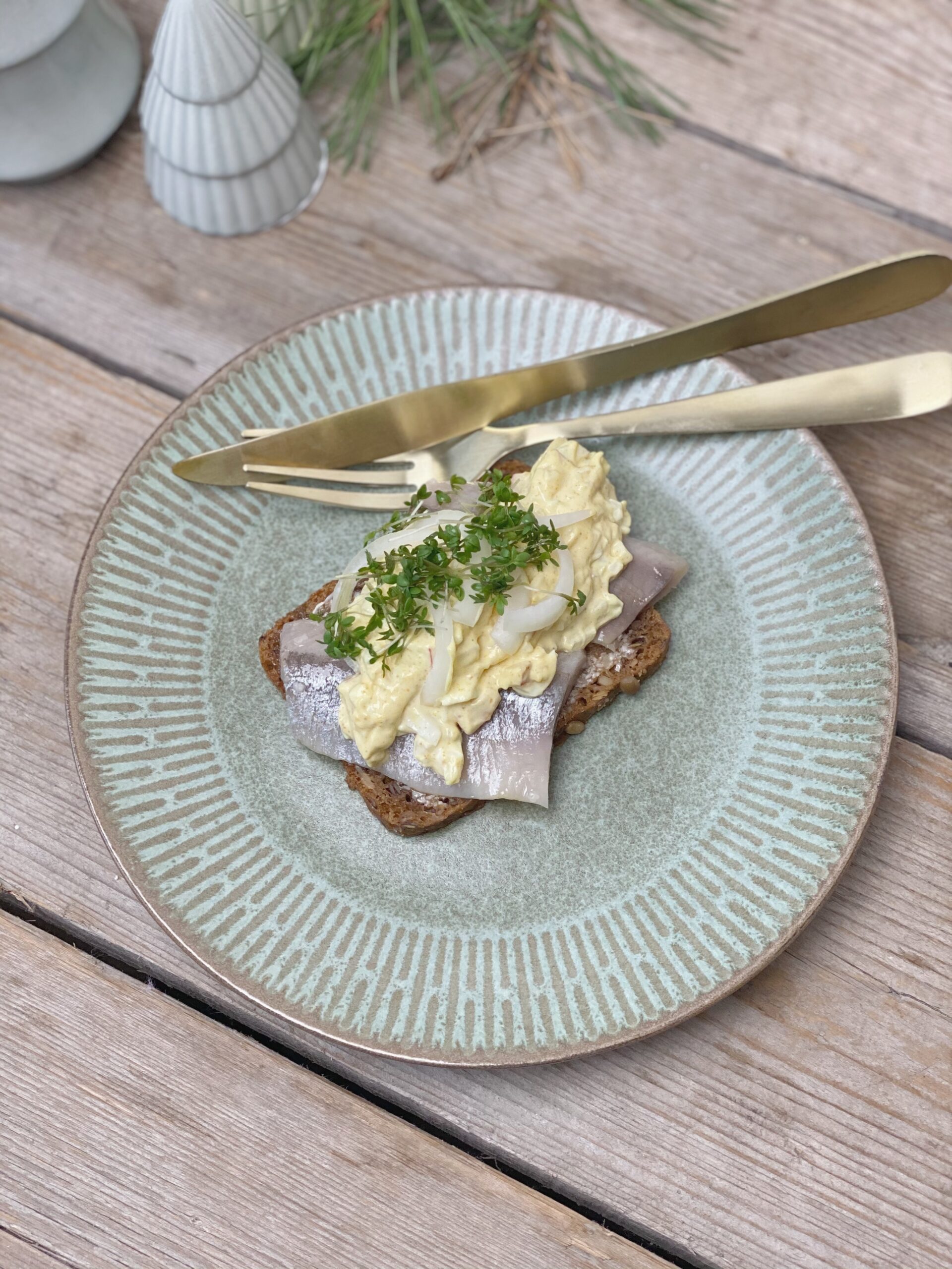 En sildemad med karrysalat