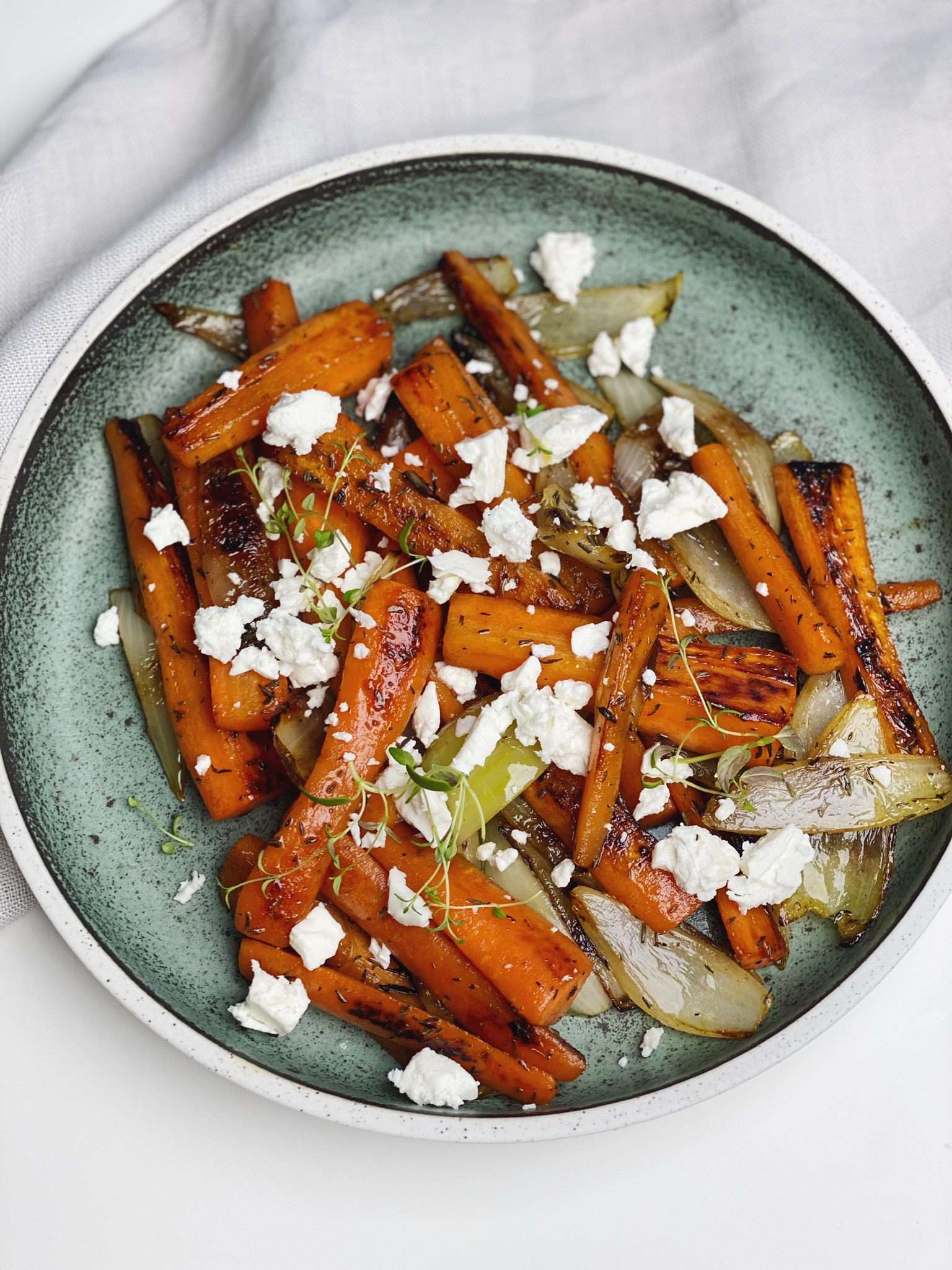 Smørstegte gulerødder og løg med feta