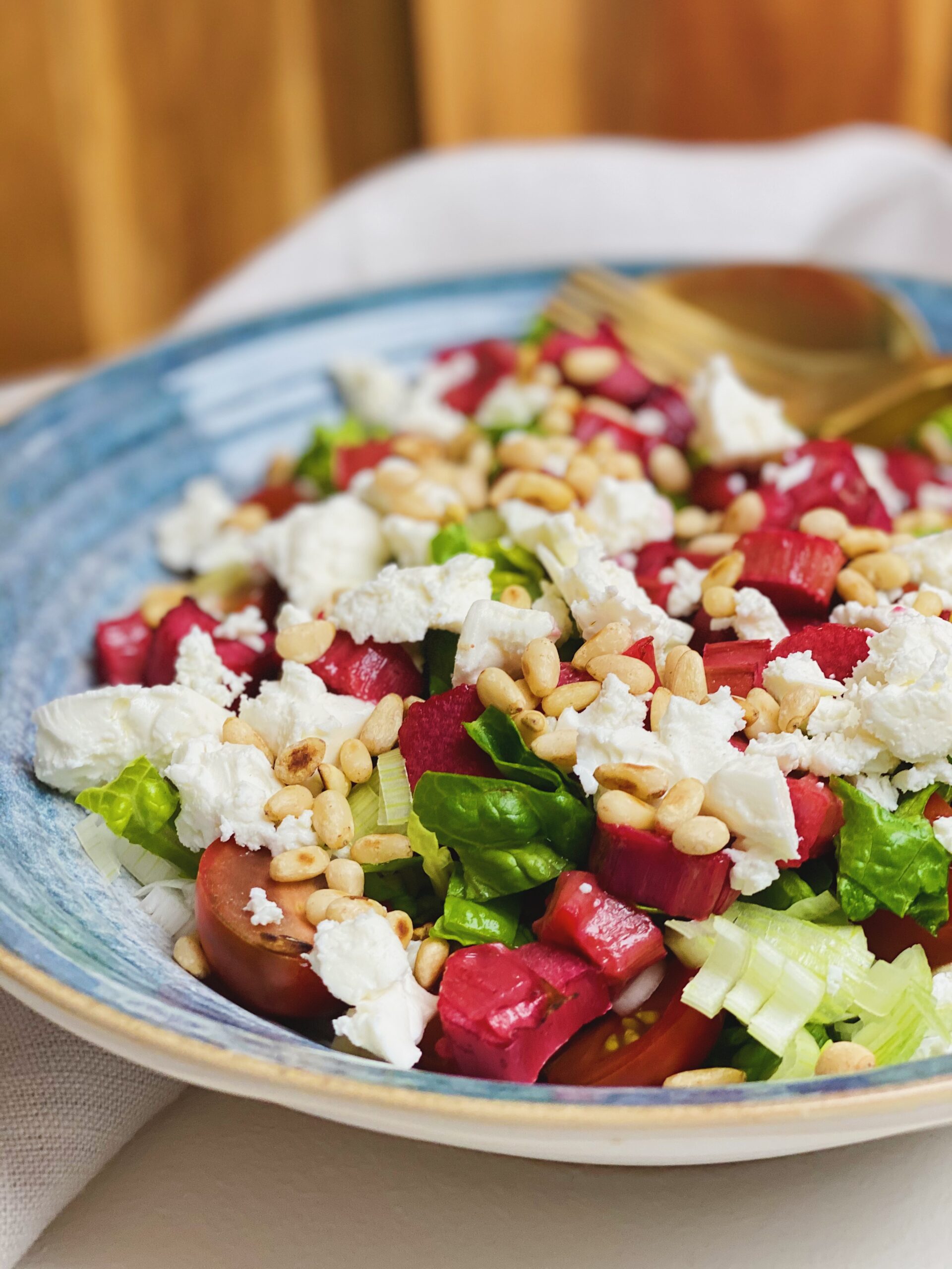 salat med bagte rabarber ind fra siden