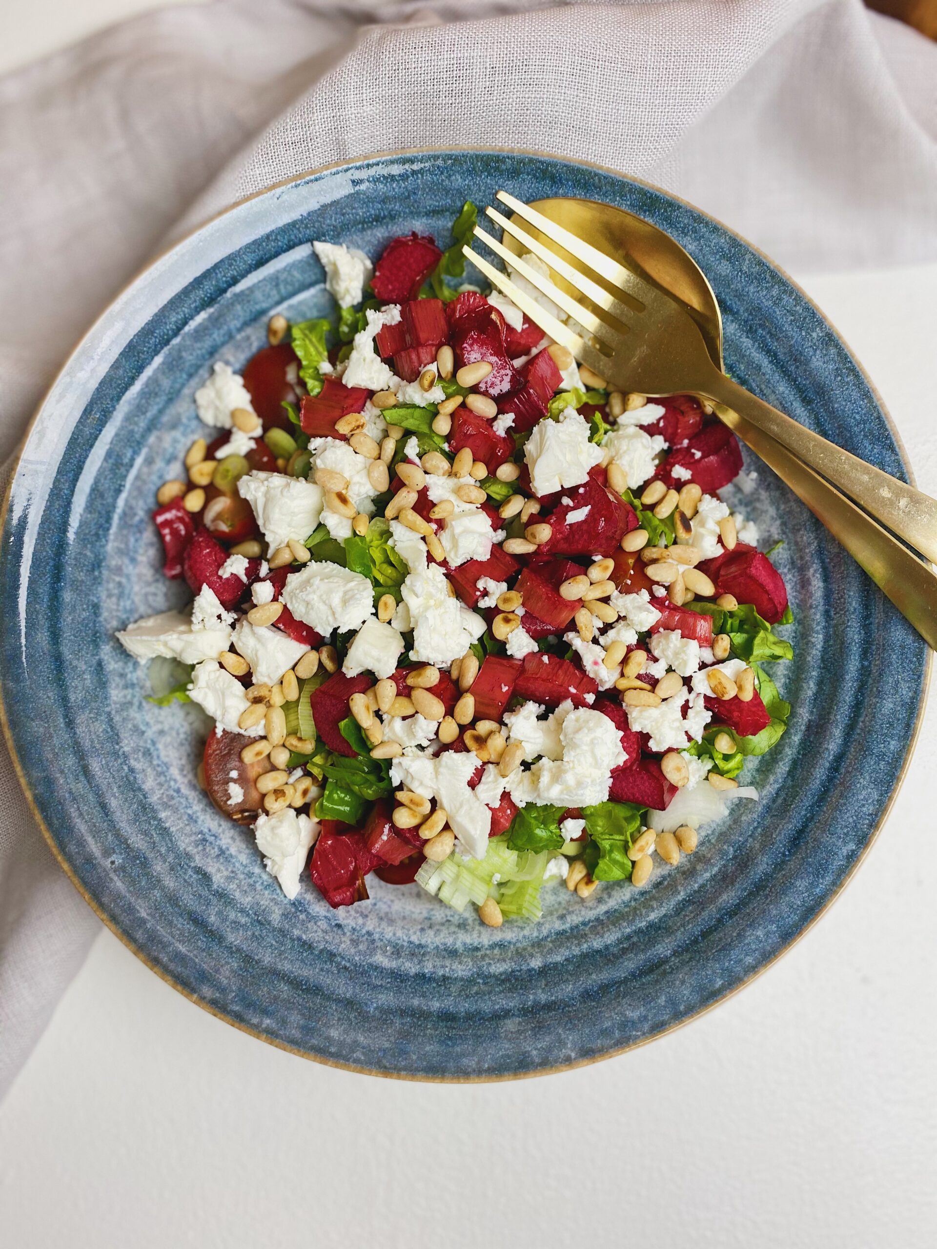 salat med bagte rabarber oppe fra