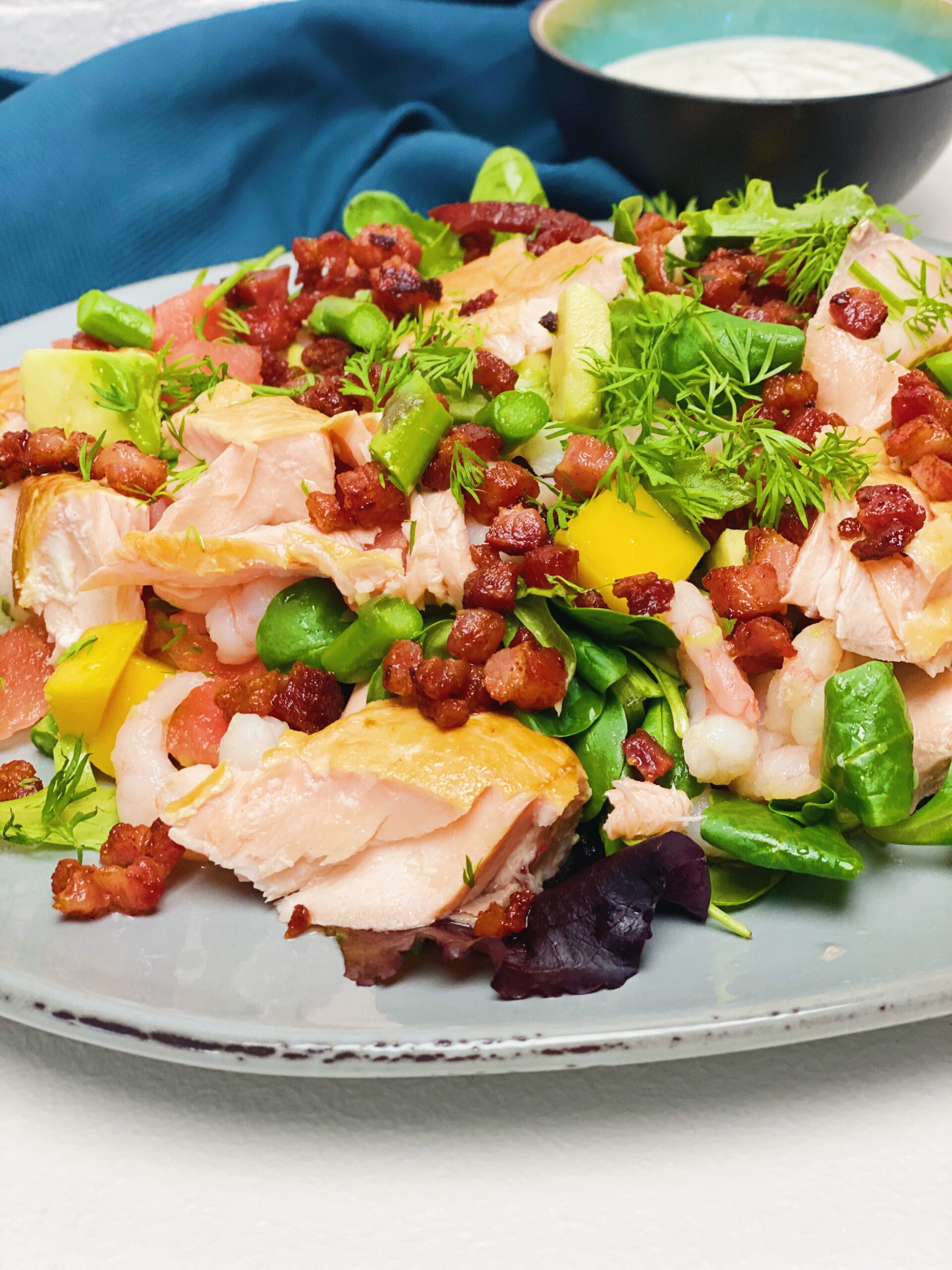 Måltidssalat med laks, rejer og bacon