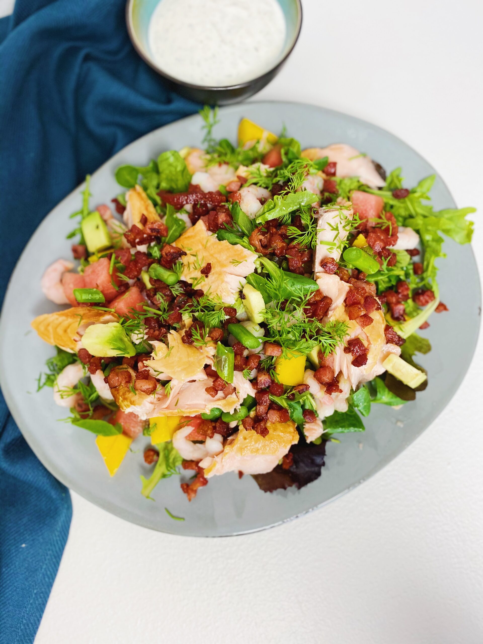 Måltidssalat med laks, rejer og bacon