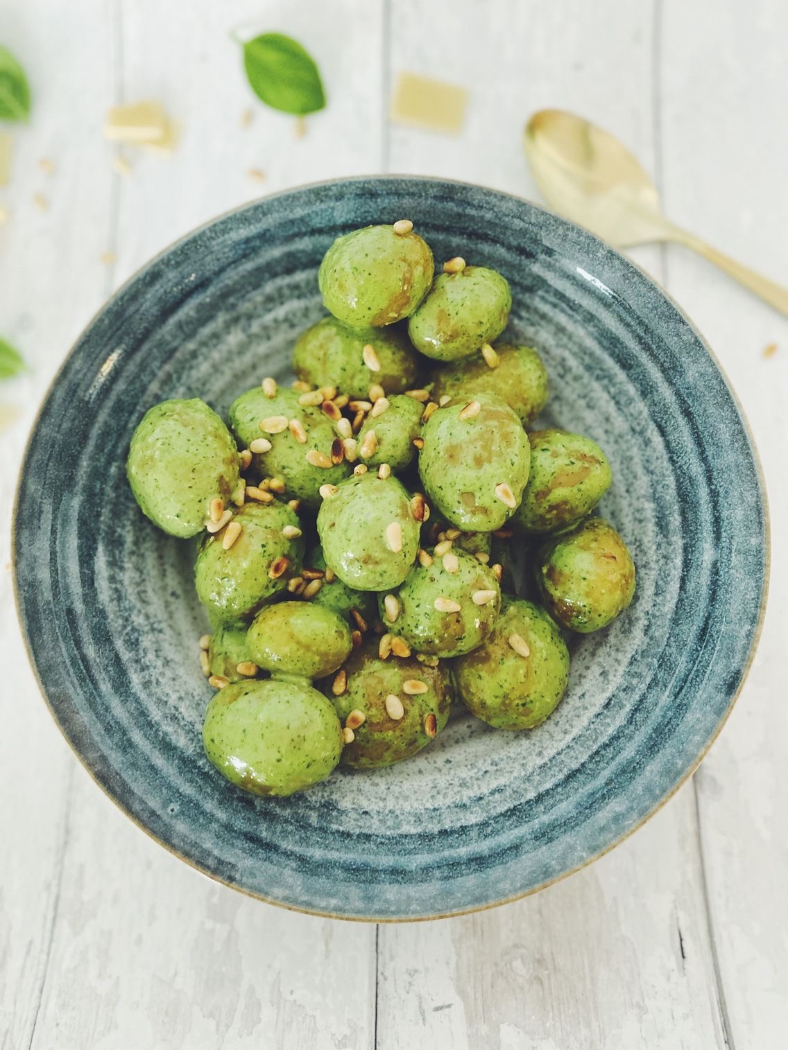 cremede pesto kartofler i en skål set oppefra