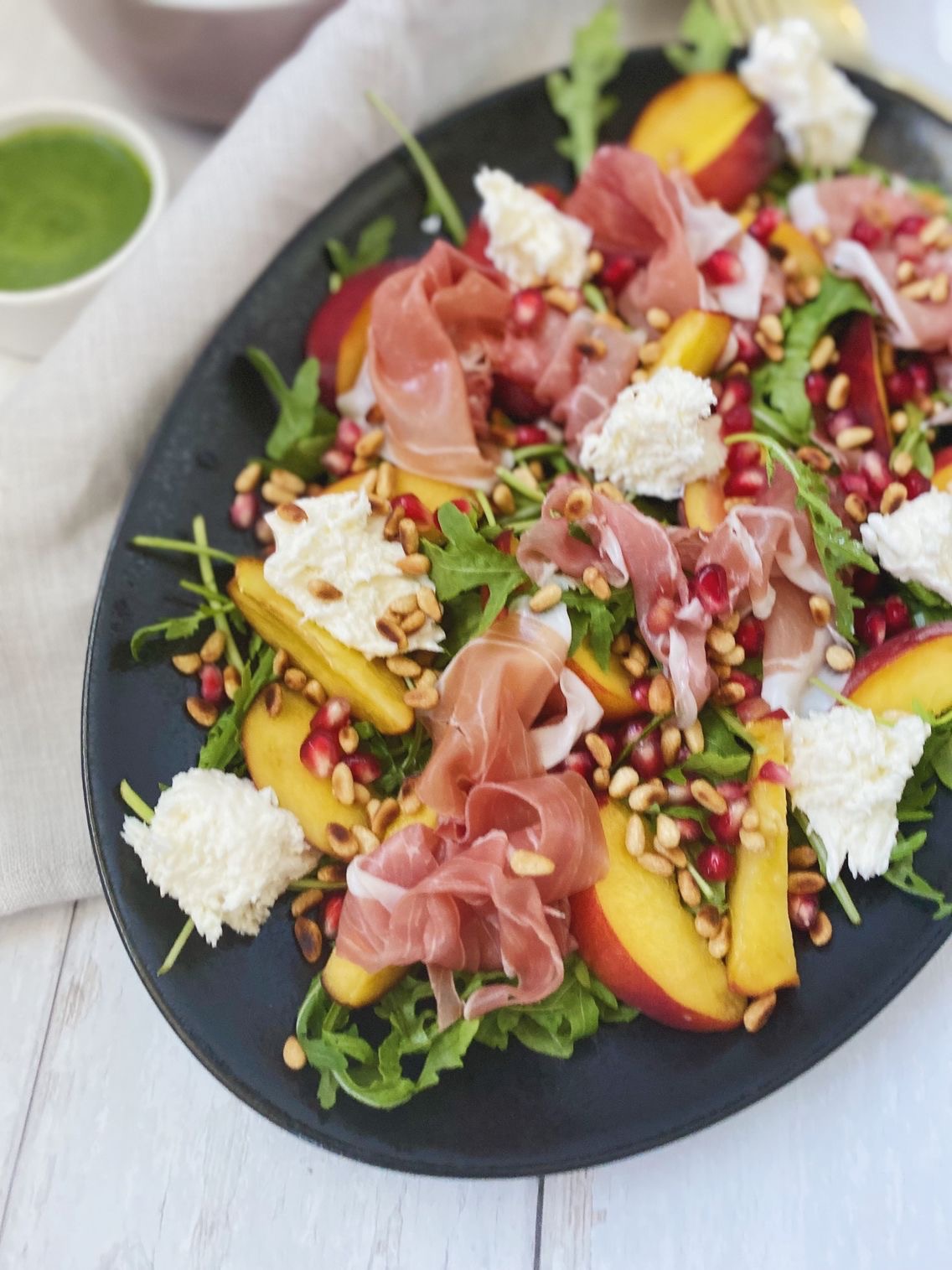 Ferskensalat med parmaskinke set close up