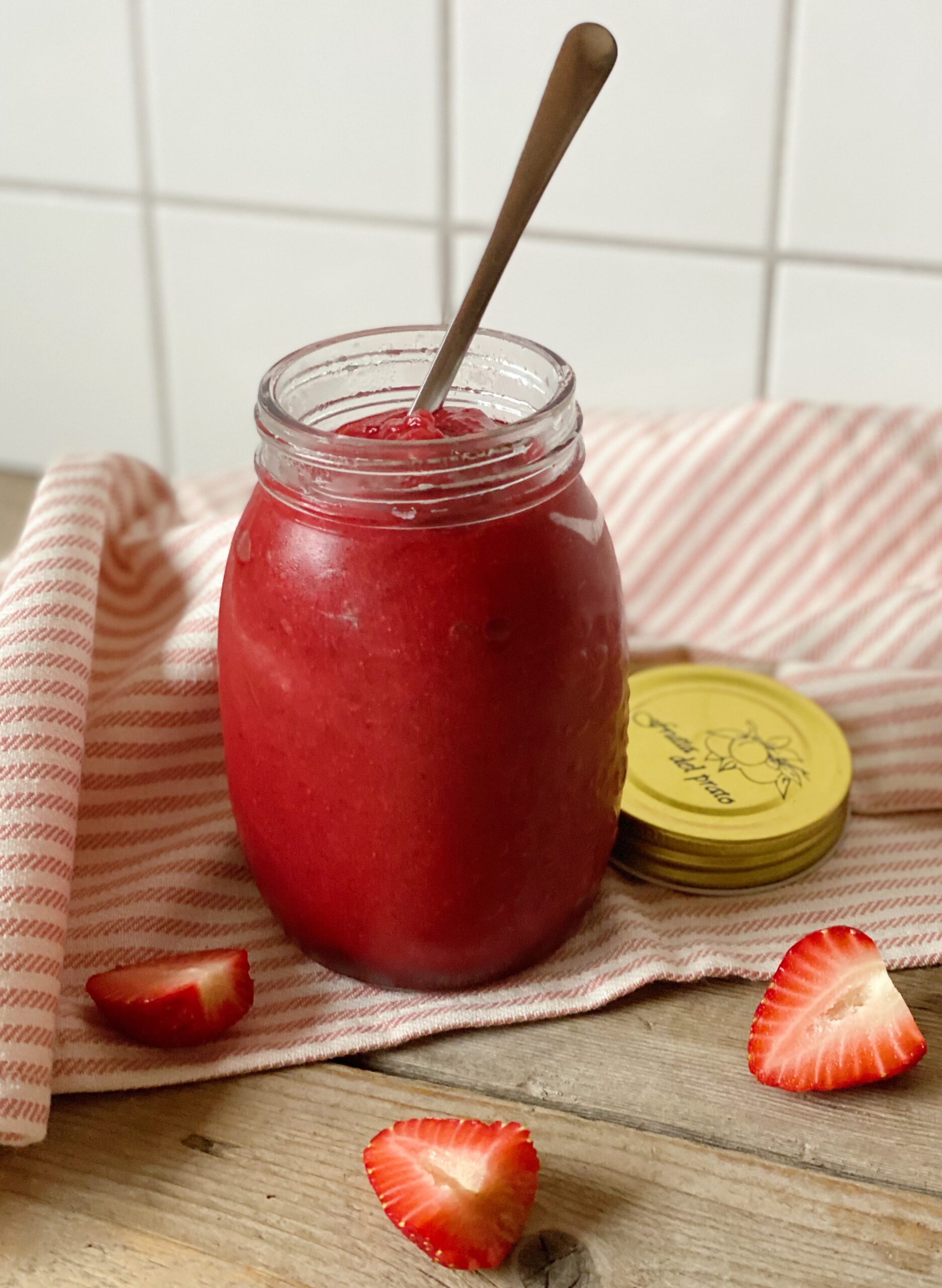 Et glas med jordbærmarmelade