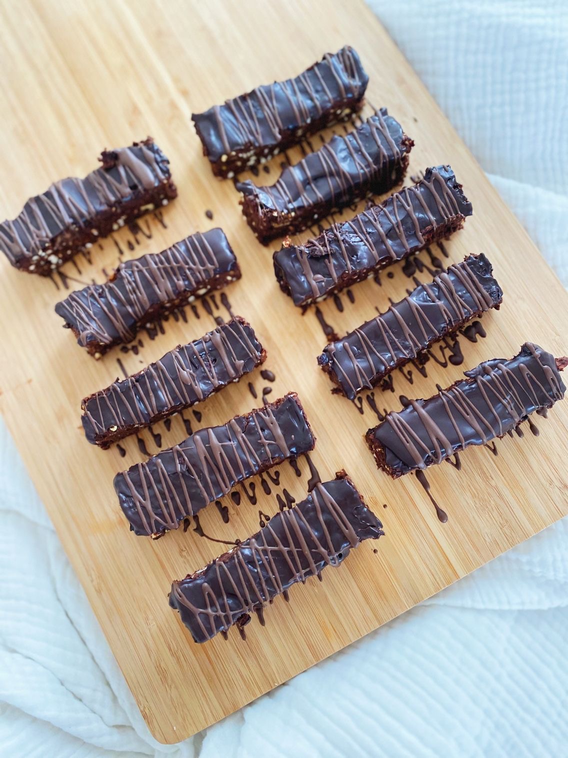 proteinbar med sorte bønner betrukket med chokolade