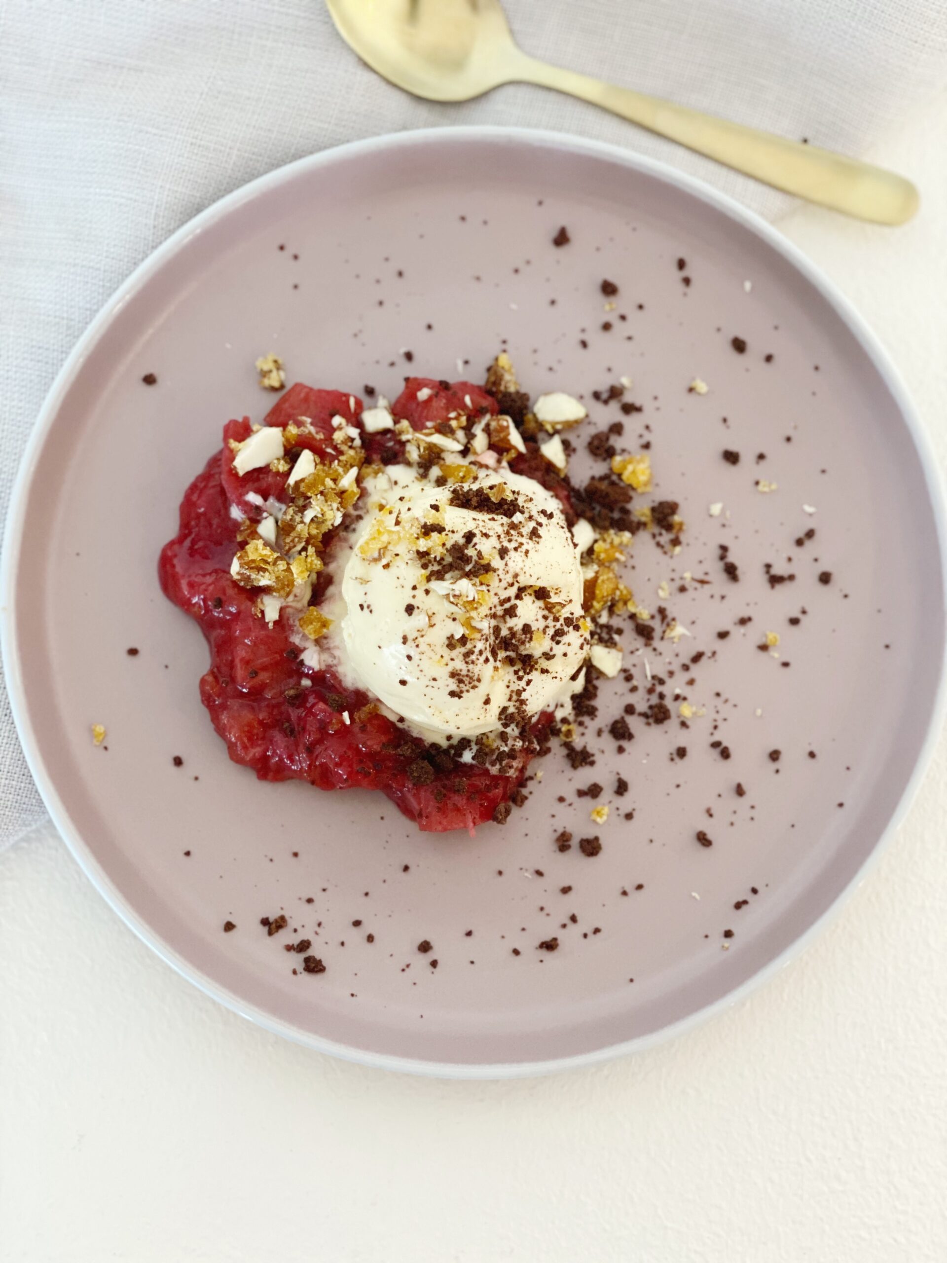 Rabarberkompot med hvid chokoladeis set oppefra