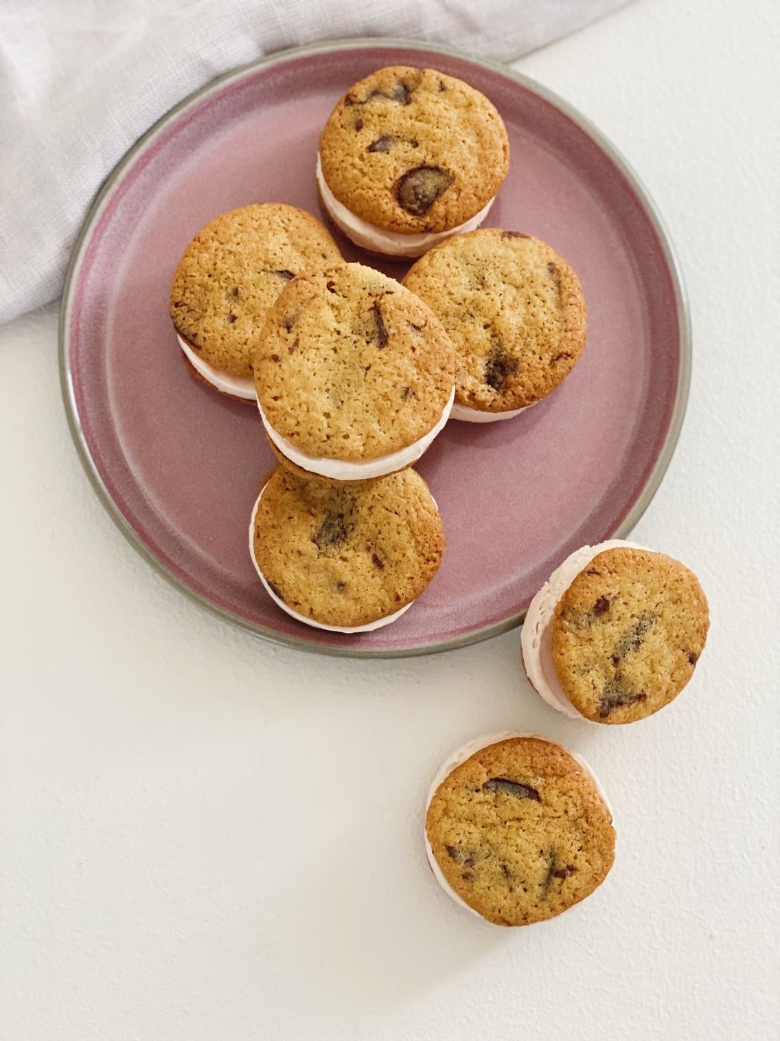 Cookie sandwich med jordbæris