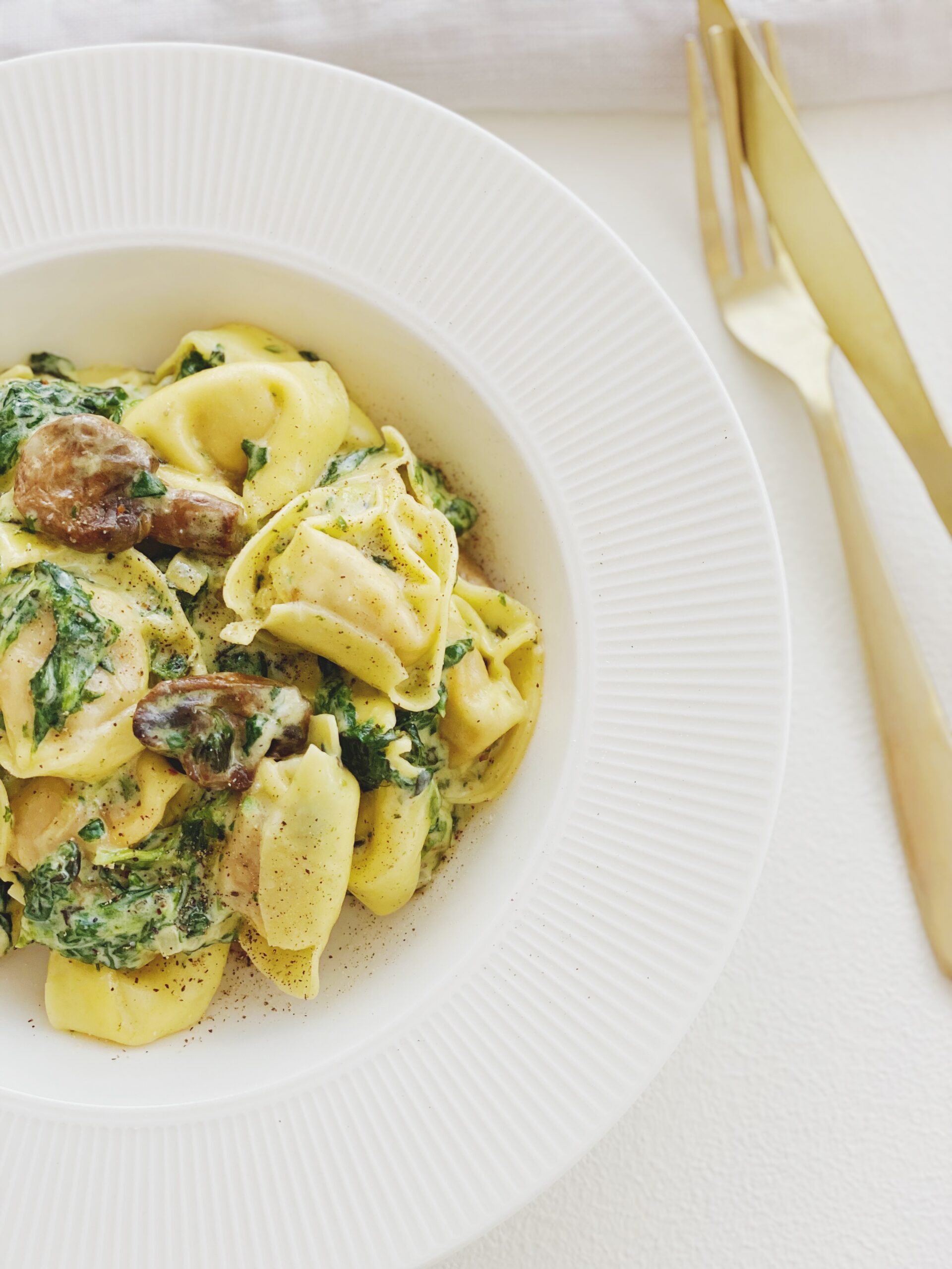 Tortellini-ret med spinat og svampe - pastaret - og