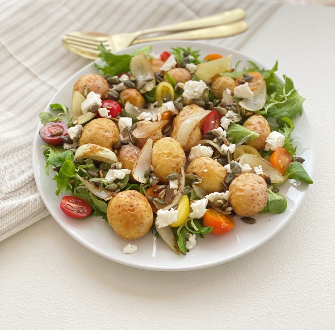 Stegte kartofler med salat set ind fra siden