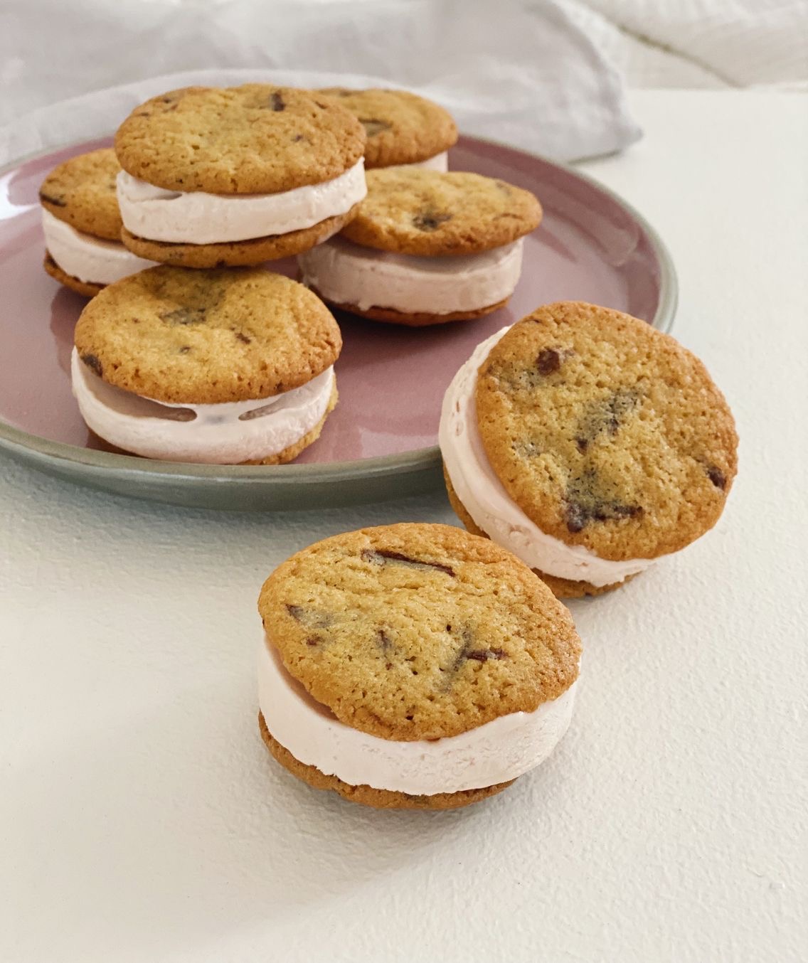 Cookie sandwich med jordbæris