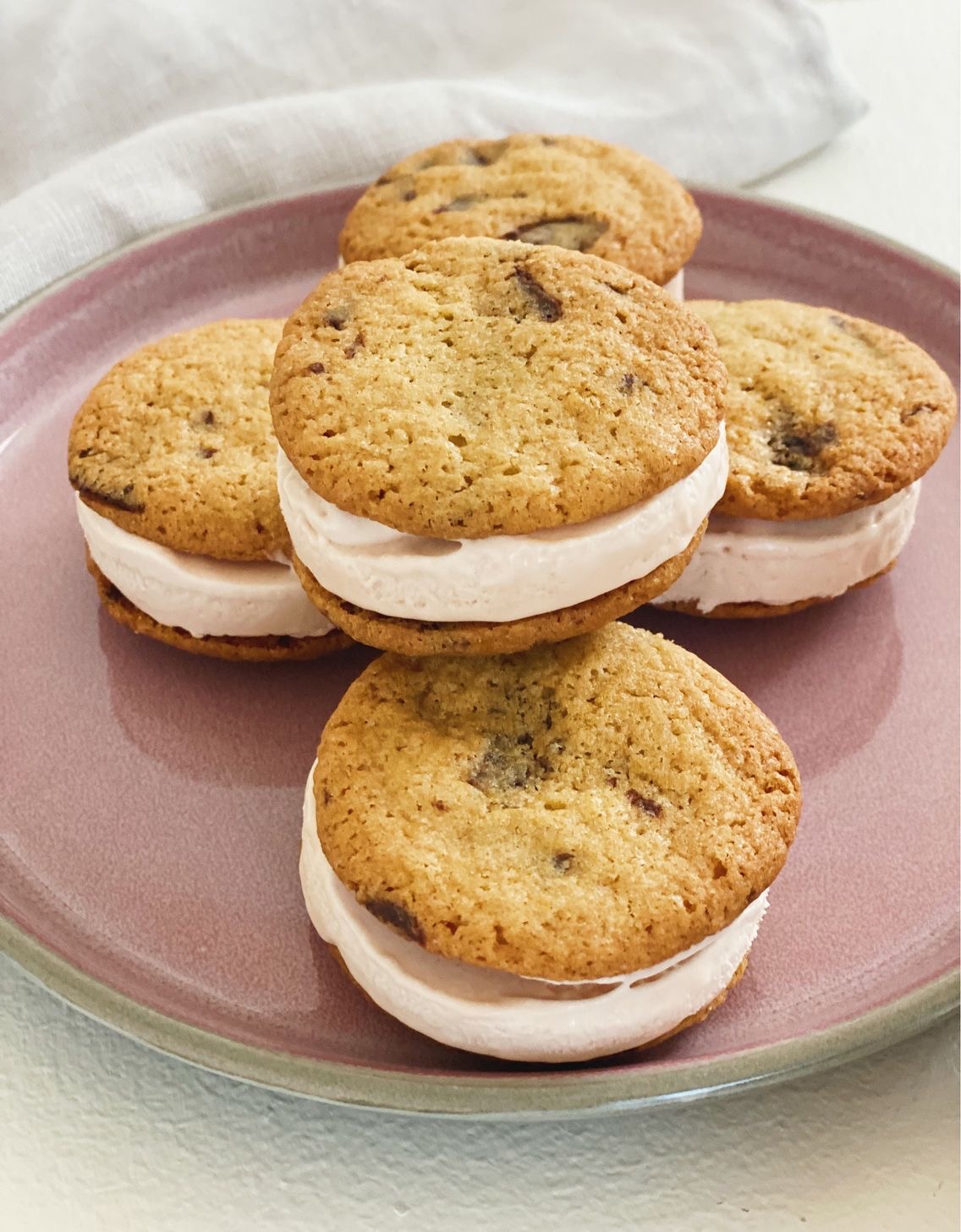 cookie sandwich med jordbæris tæt på