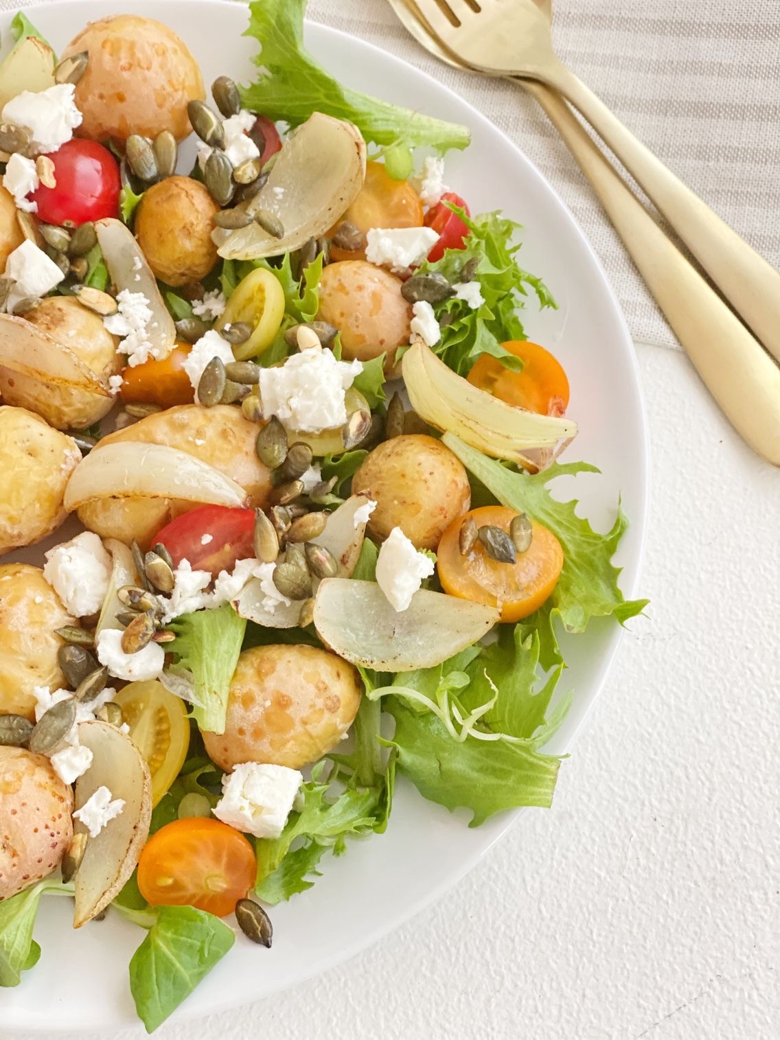 Stegte kartofler med salat set tæt på