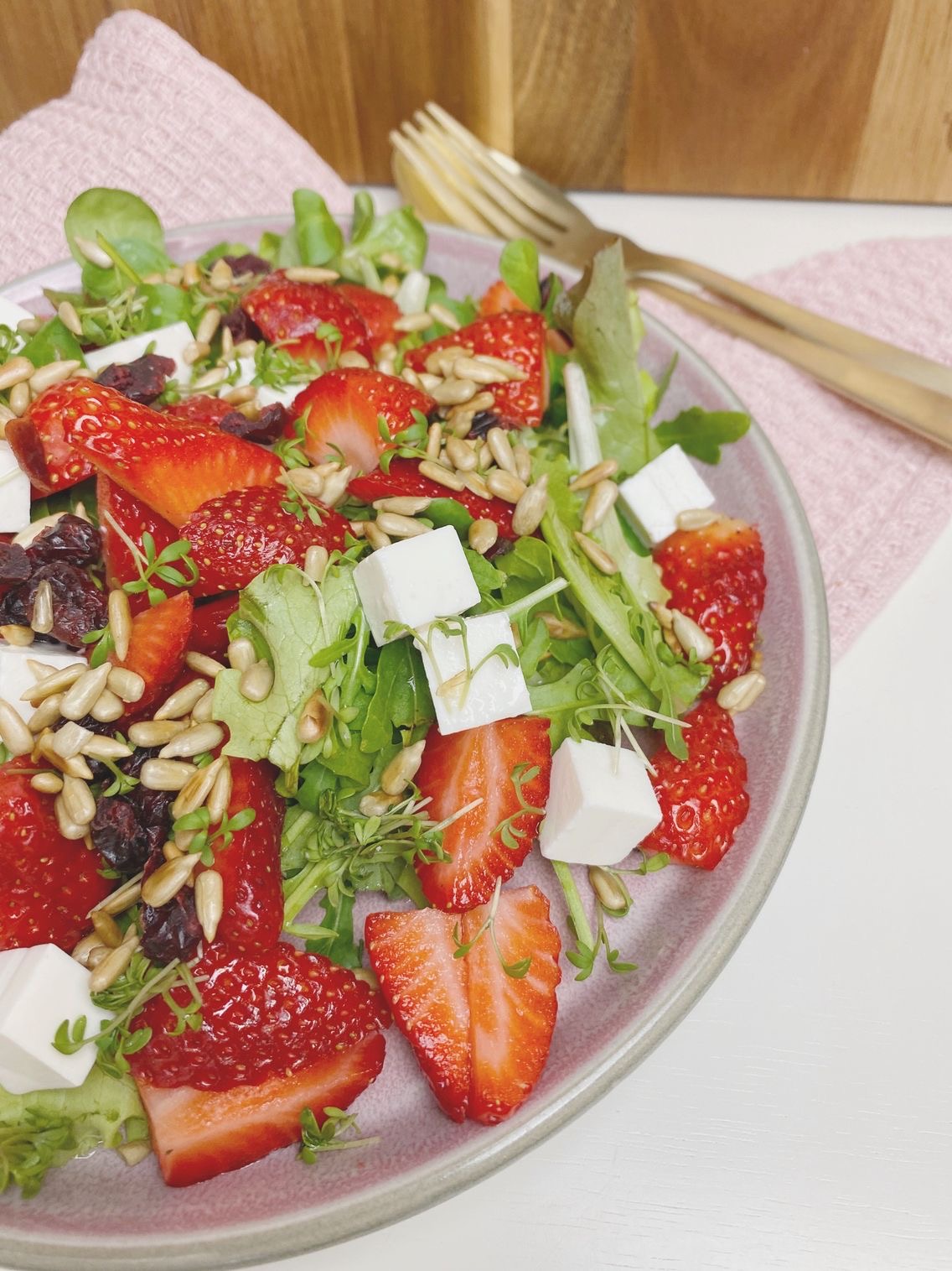 Jordbærsalat med tranebær set tæt å