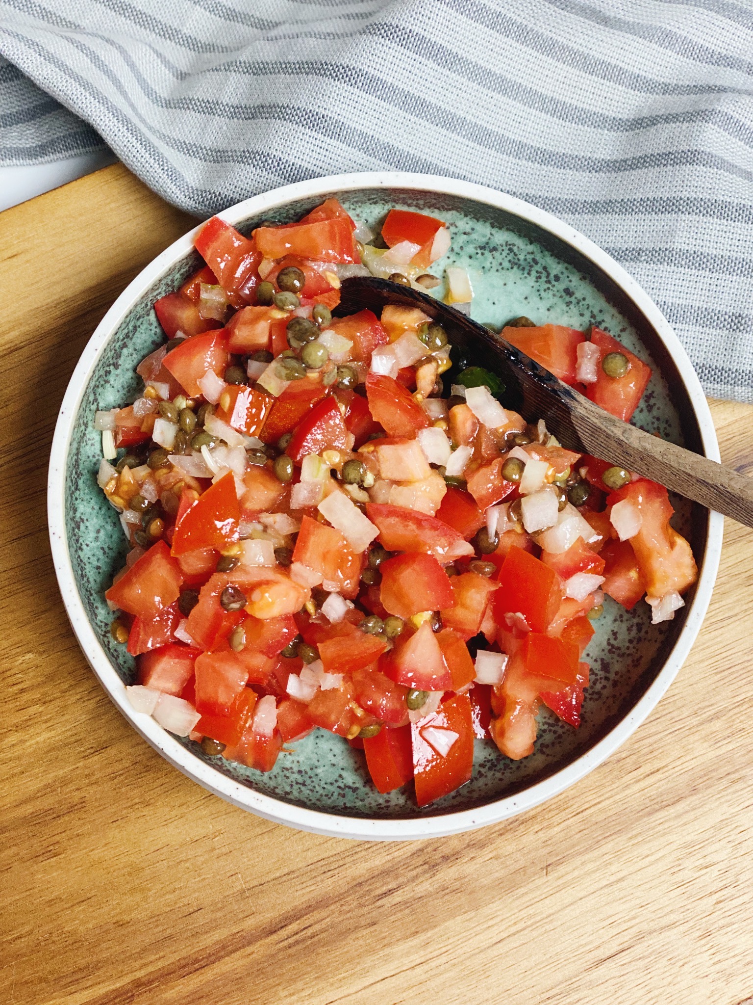 Tomatsalaten set oppe fra